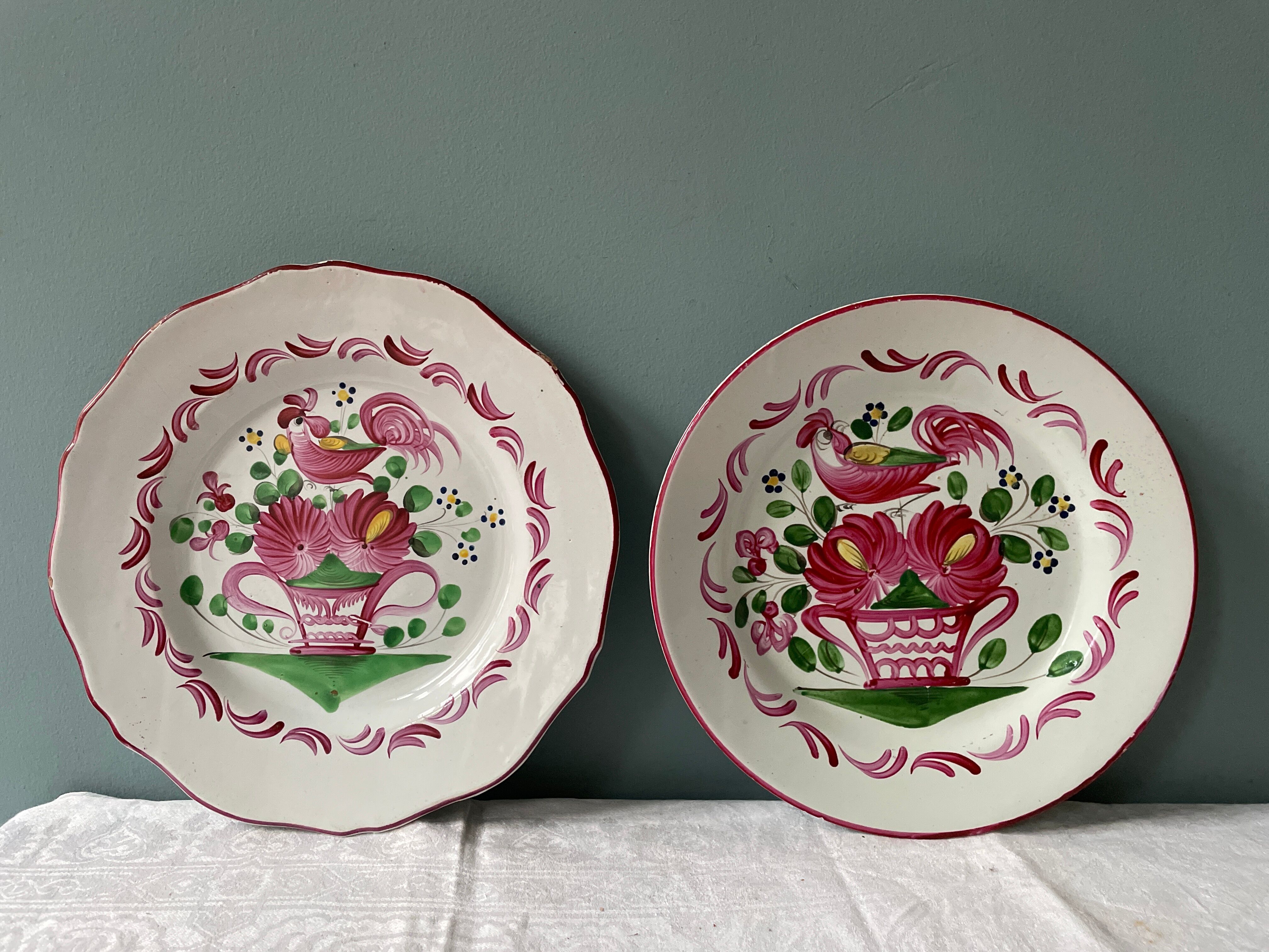 Set of 2 plates XIXth Les Islettes, rooster decoration and flowery basket