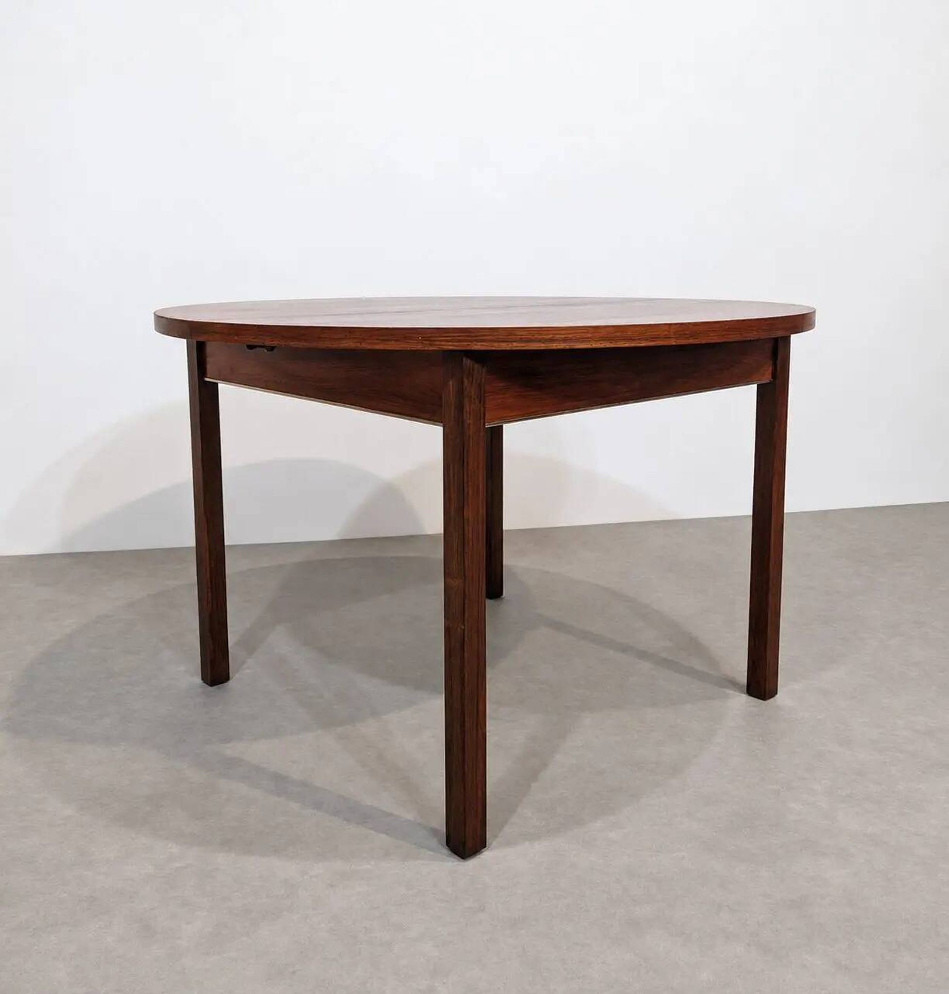 Extendable round rosewood dining table