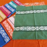 Rectangular tablecloth and 10 napkins, very festive