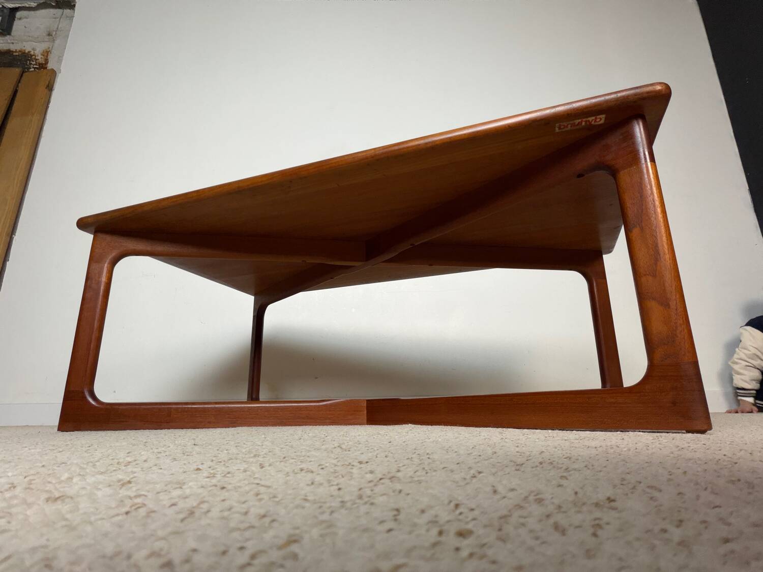Scandinavian coffee table Dyrlund – Denmark – crossed legs