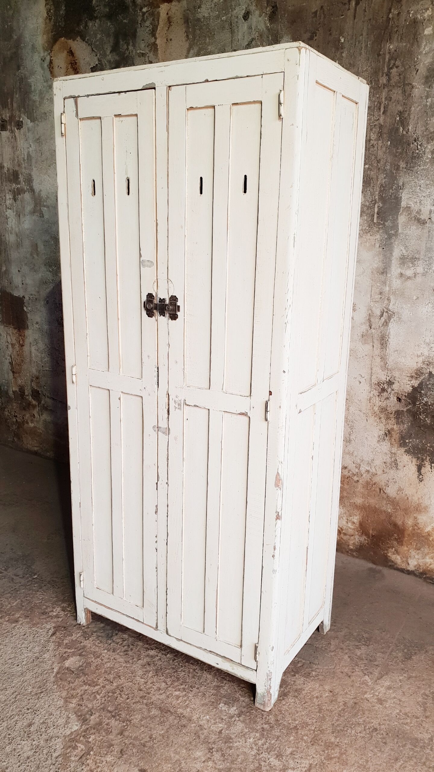 Armoire vintage