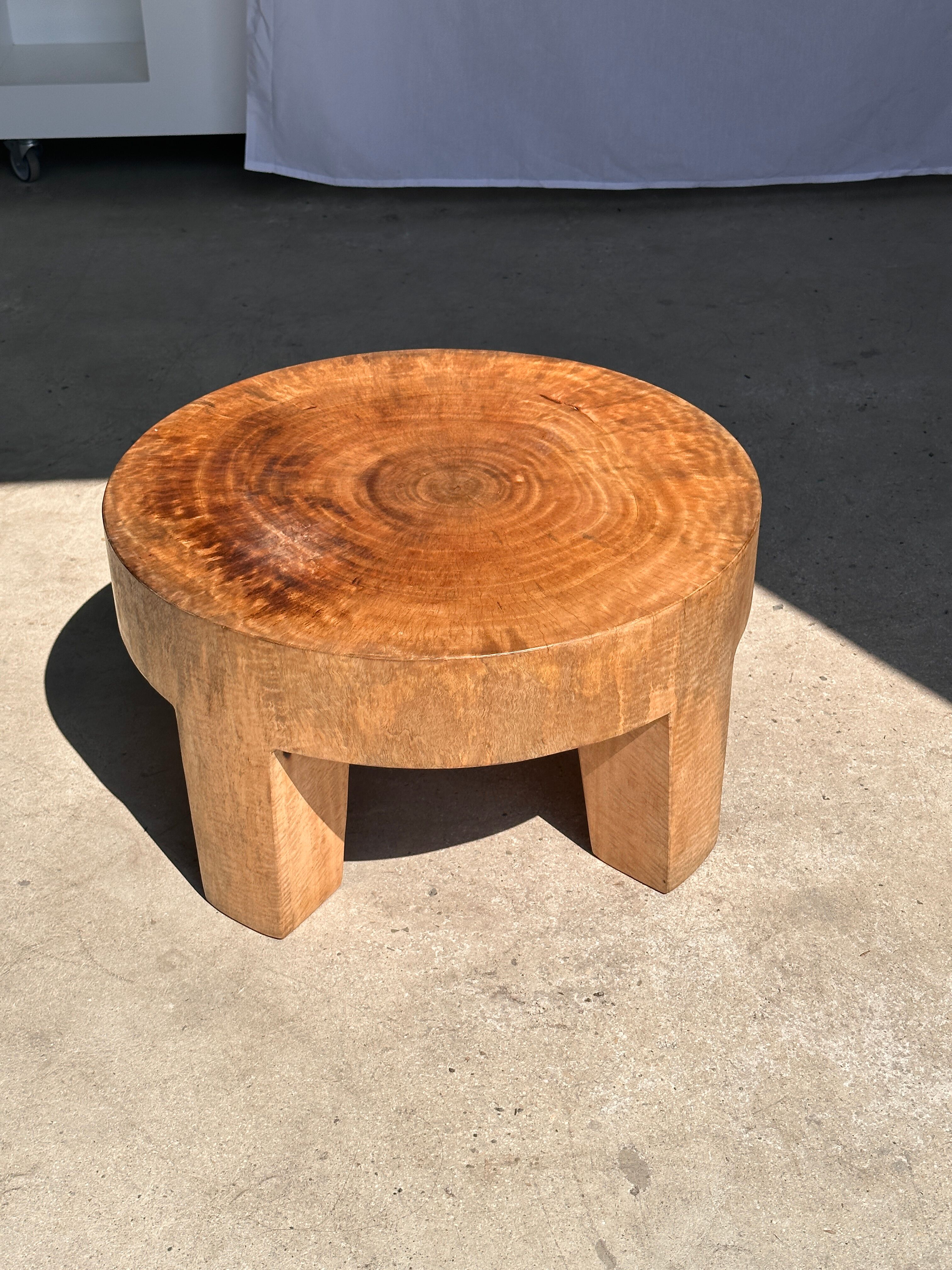 Quadripod coffee table in solid wood monoxyl natural color (dark)