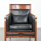 Fauteuil en cuir noir de style Art Déco en bon état.