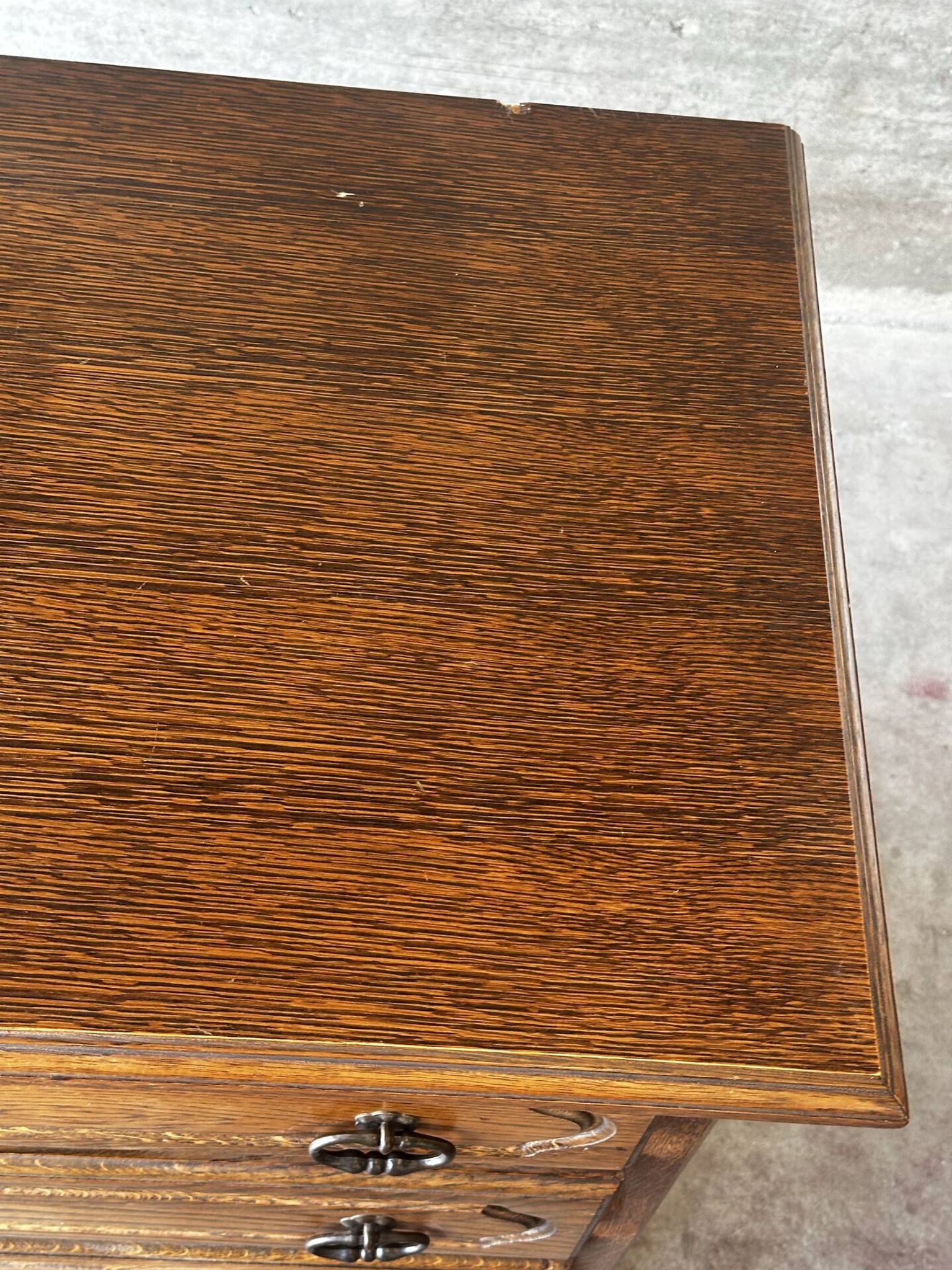 Vintage oak and veneer chest of drawers with 4 drawers.