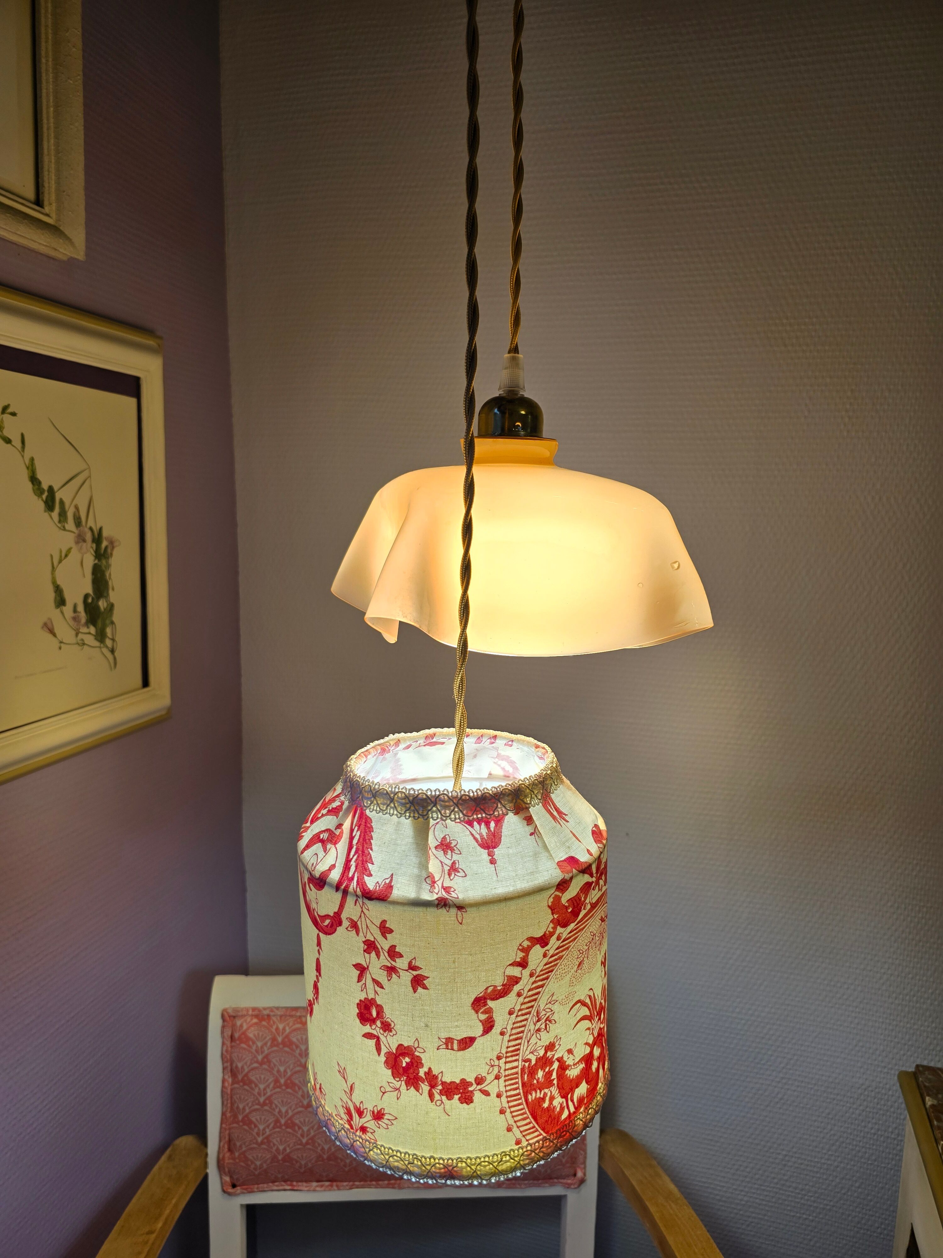 Suspension abat jour en toile de Jouy et opaline drapée rose