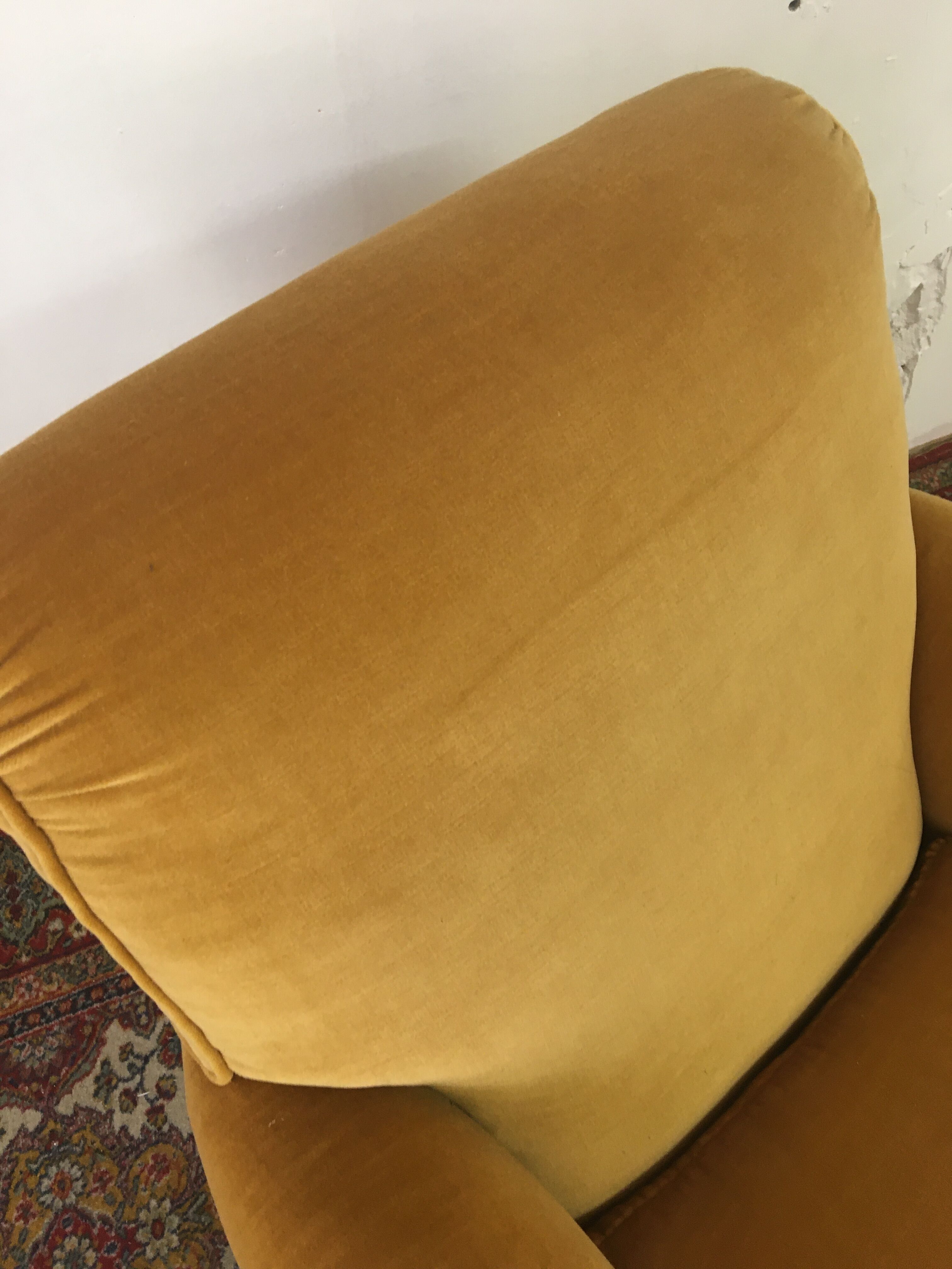 Large-format toad chair