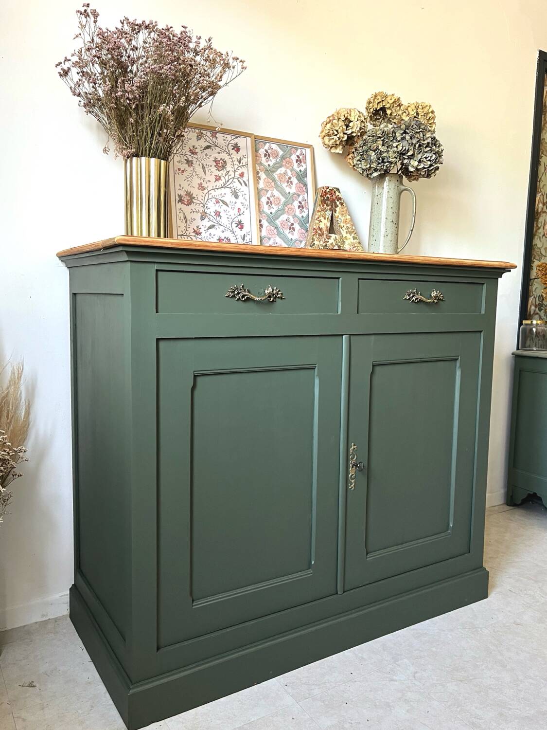 Green Parisian buffet