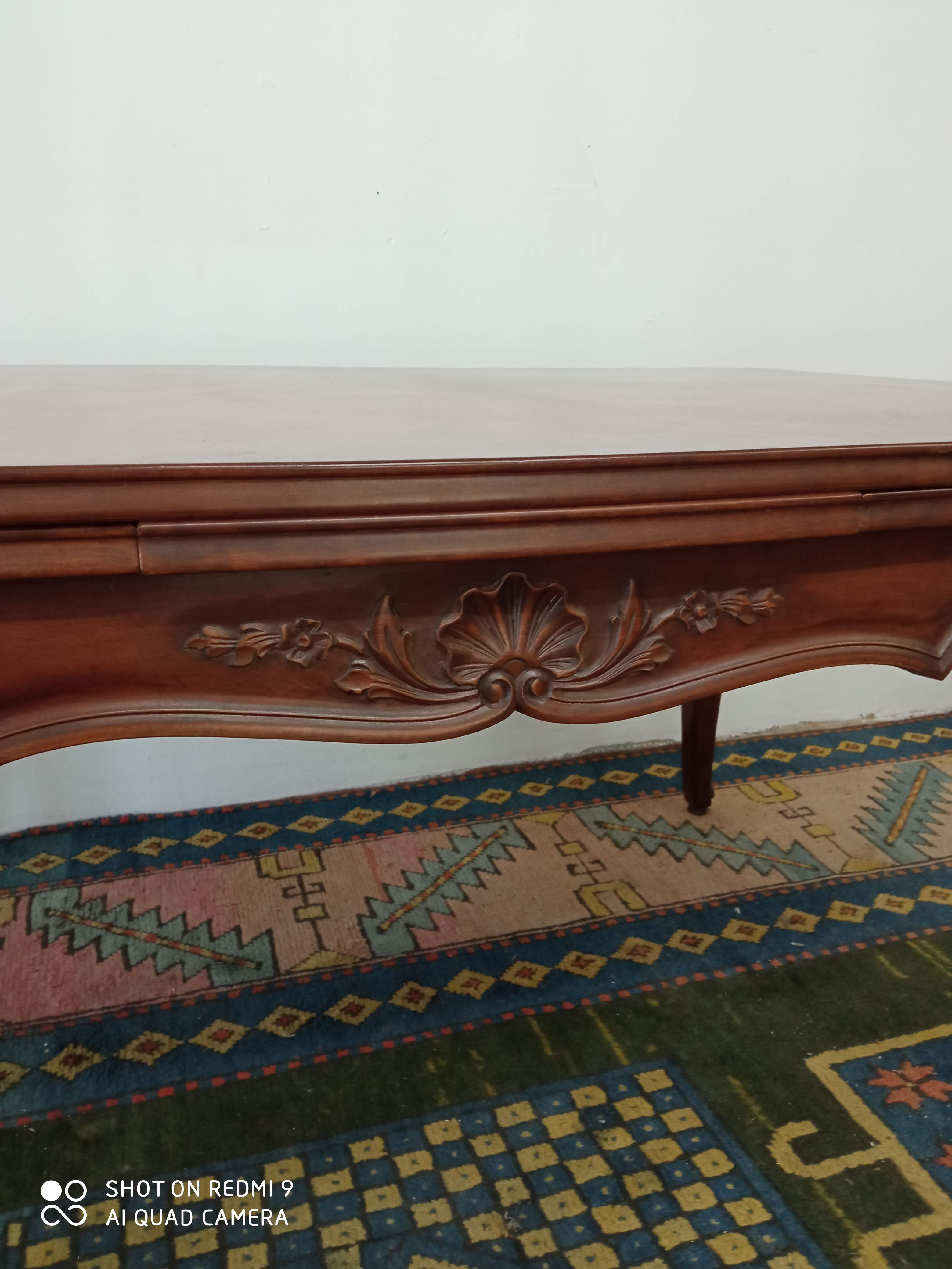 Table feet curved Louis XV style