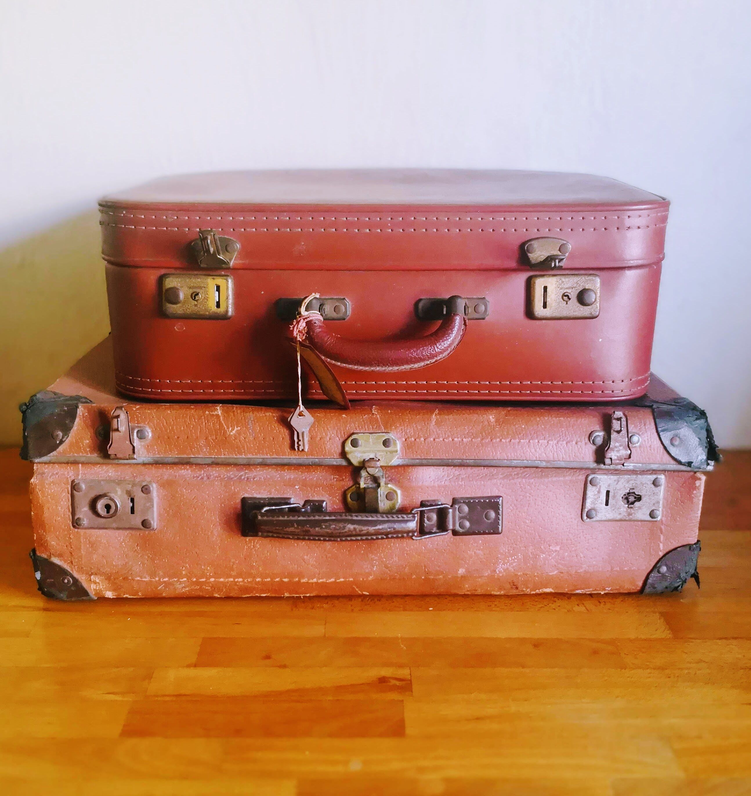 Old suitcase in vulcanized fibre