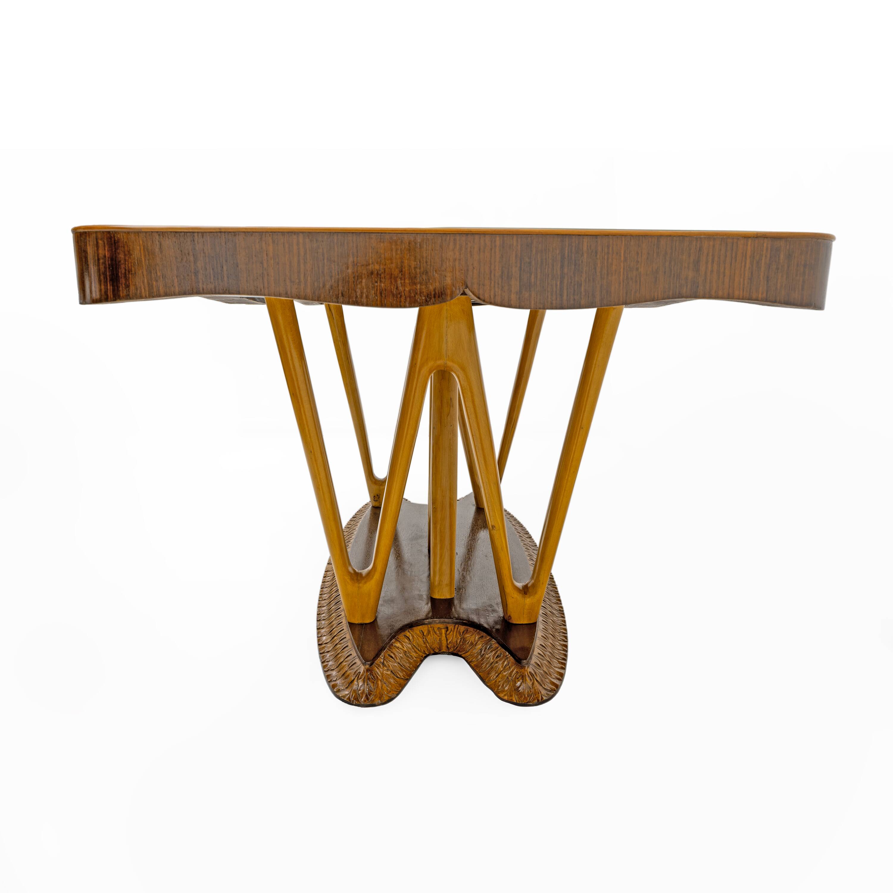 Table à manger italienne du milieu du siècle avec plateau en verre et base sculpturale en érable.