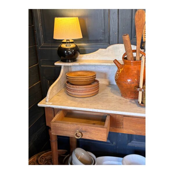 Table de toilette avec marbre