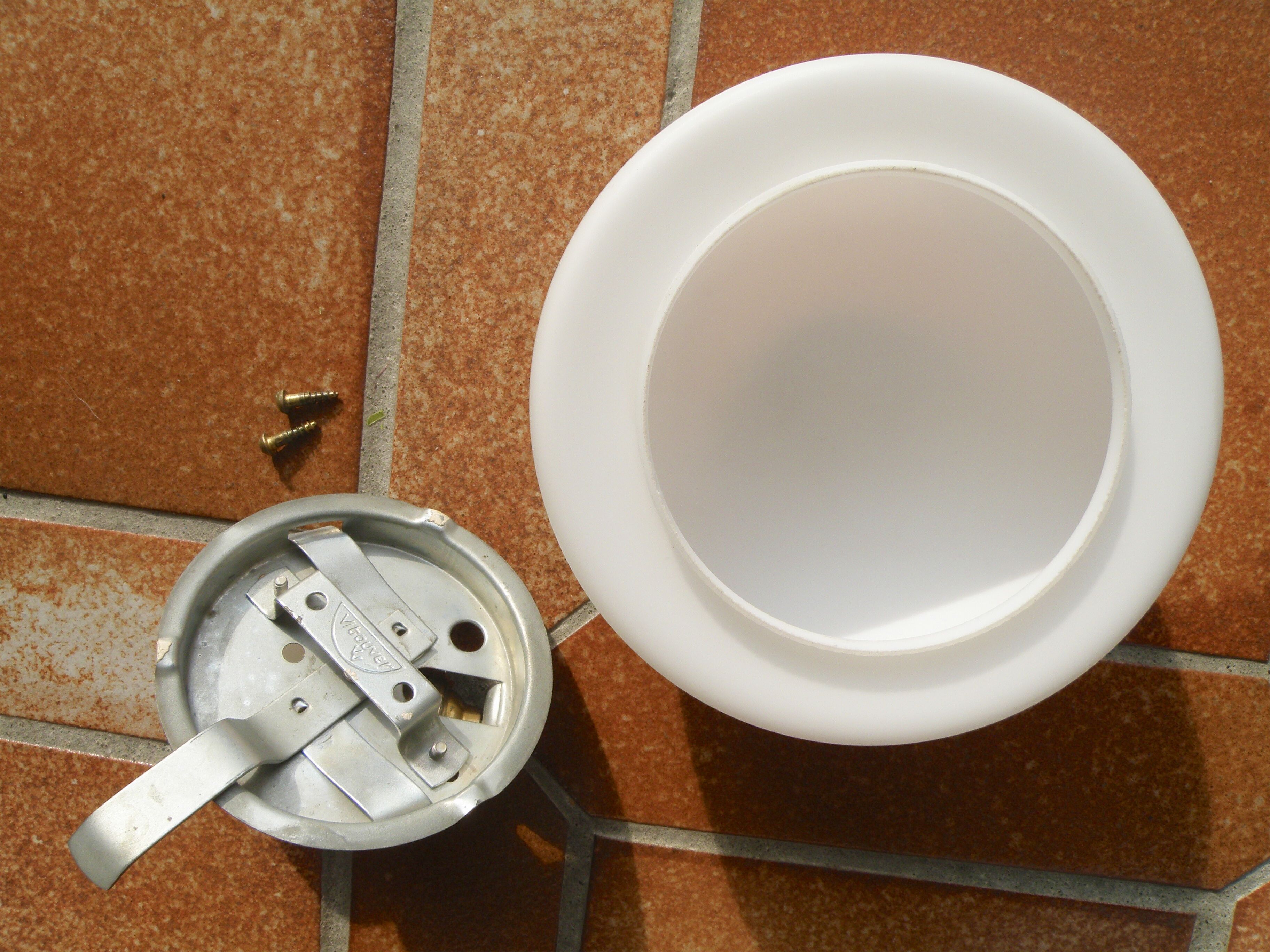 Round globe ceiling luminaire, in opaline glass, white