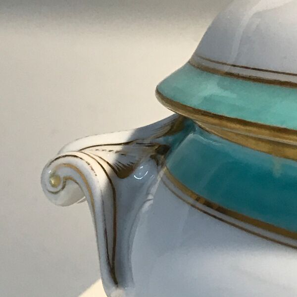 Ancienne soupière en porcelaine