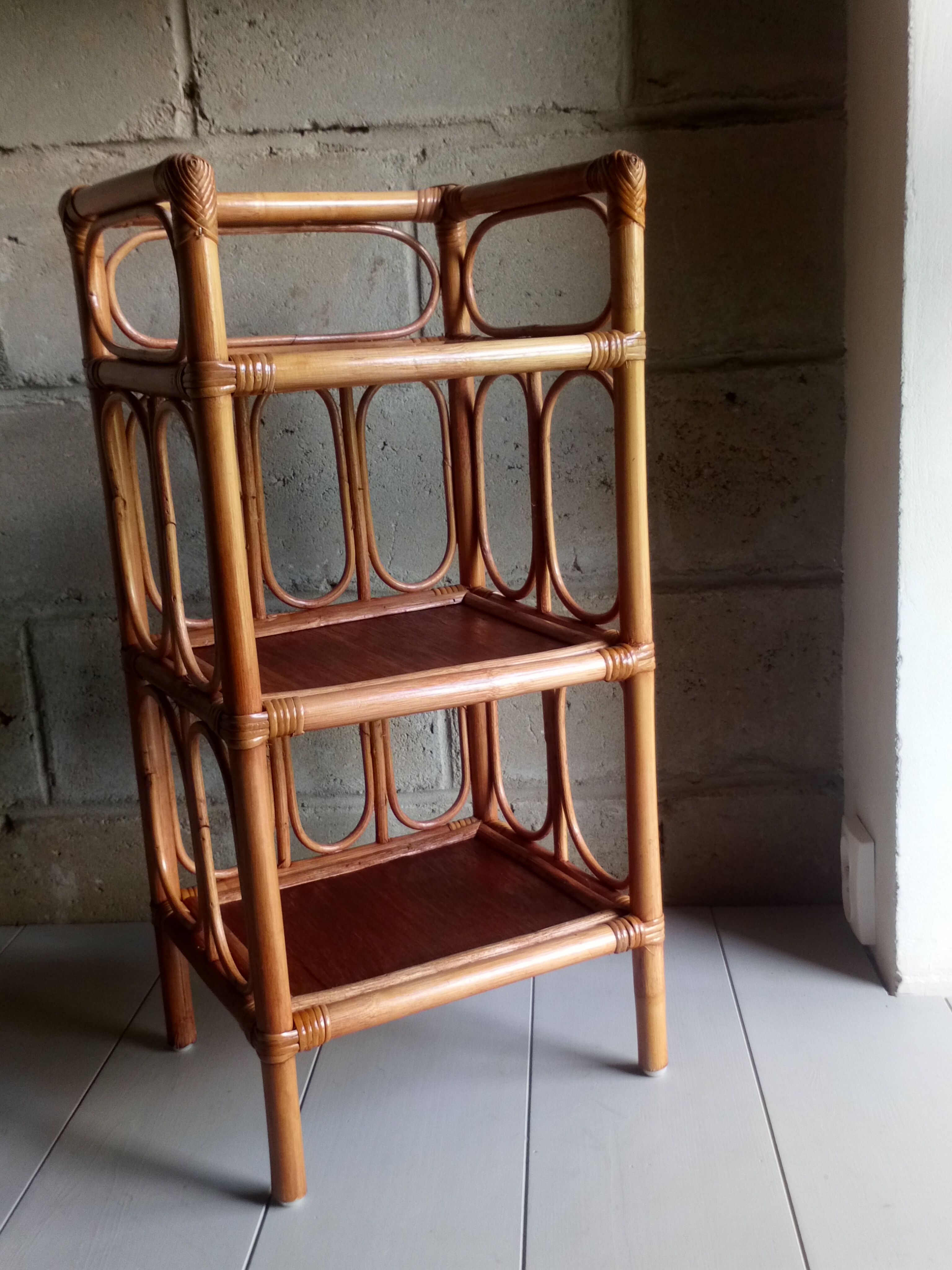 Shelf selette on wooden feet and vintage rattan