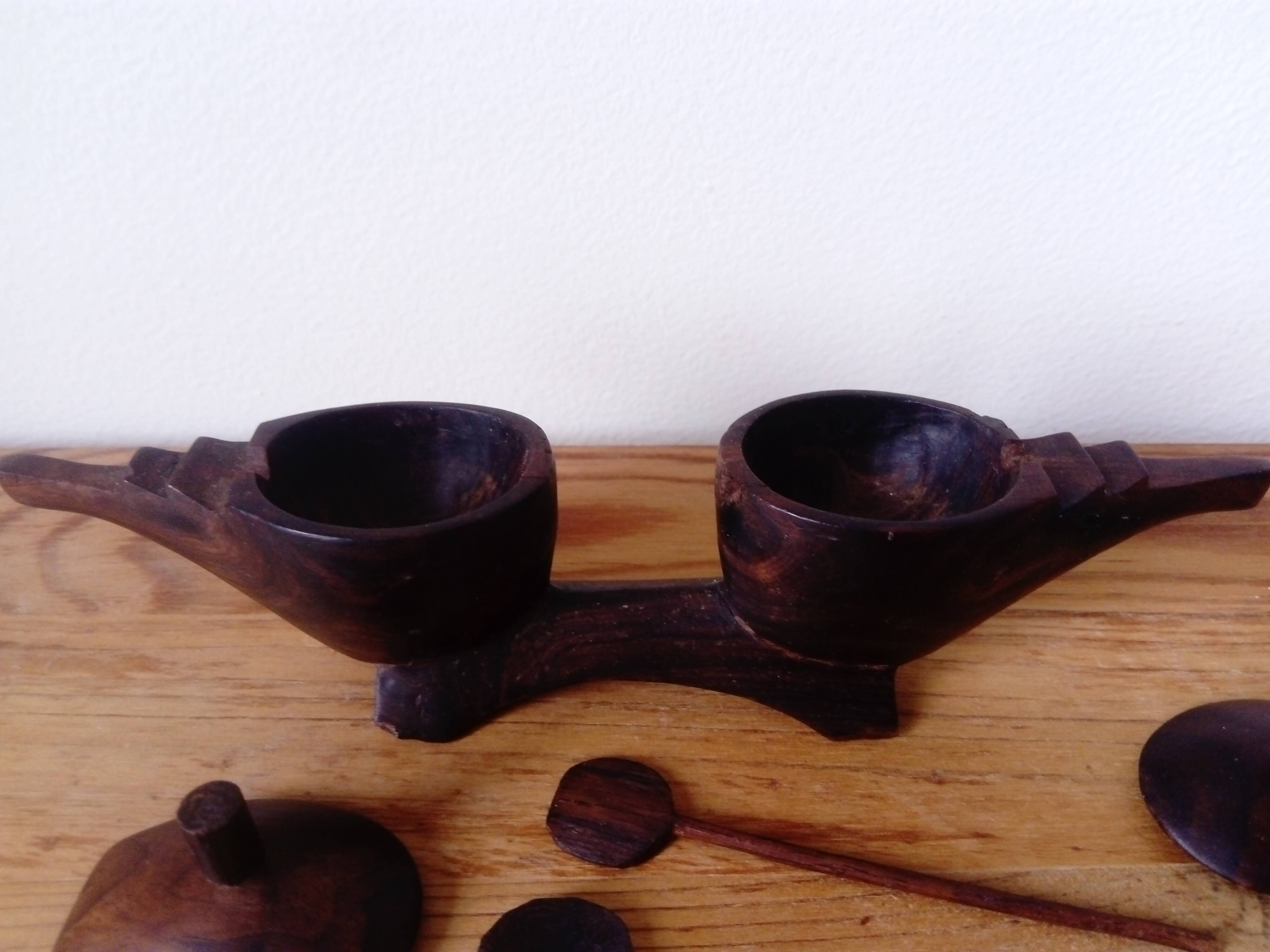 Salt and pepper shakers in carved wood, african craftsmanship