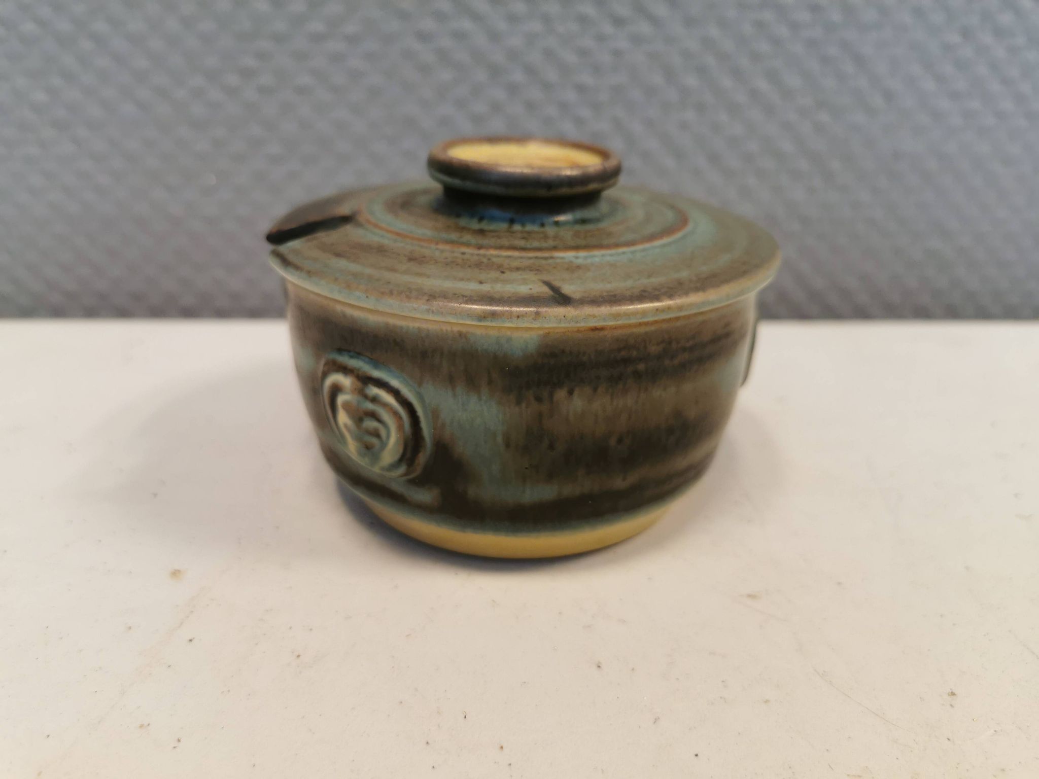 Lovely small ceramic sugar/jam jar, designed by Danish Jette Hellerøe 1970s.