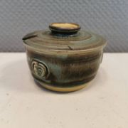Lovely small ceramic sugar/jam jar, designed by Danish Jette Hellerøe 1970s.