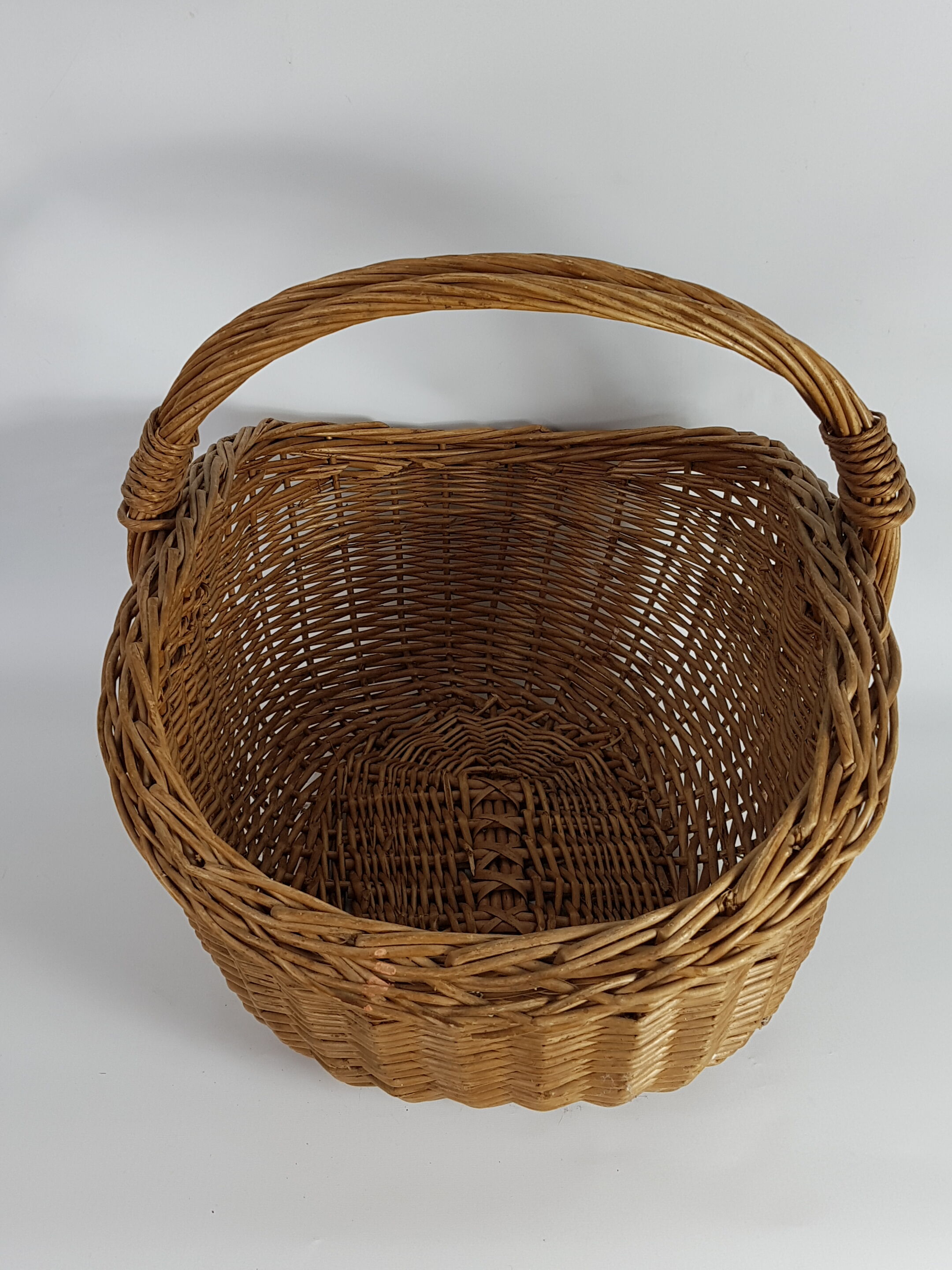 Old Provençal basket in vintage wicker 60s