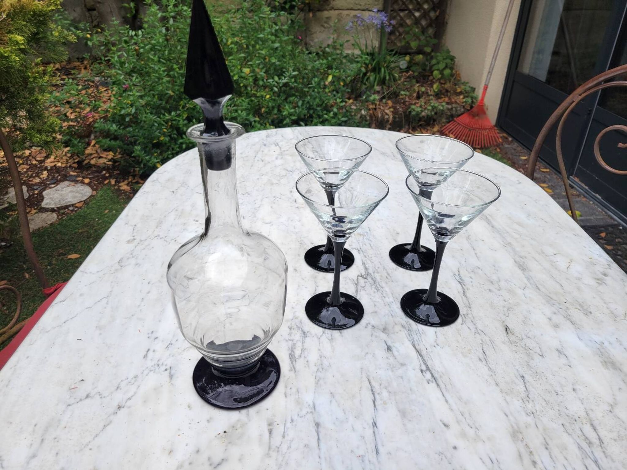 4 verres à cocktail et carafe assortie
