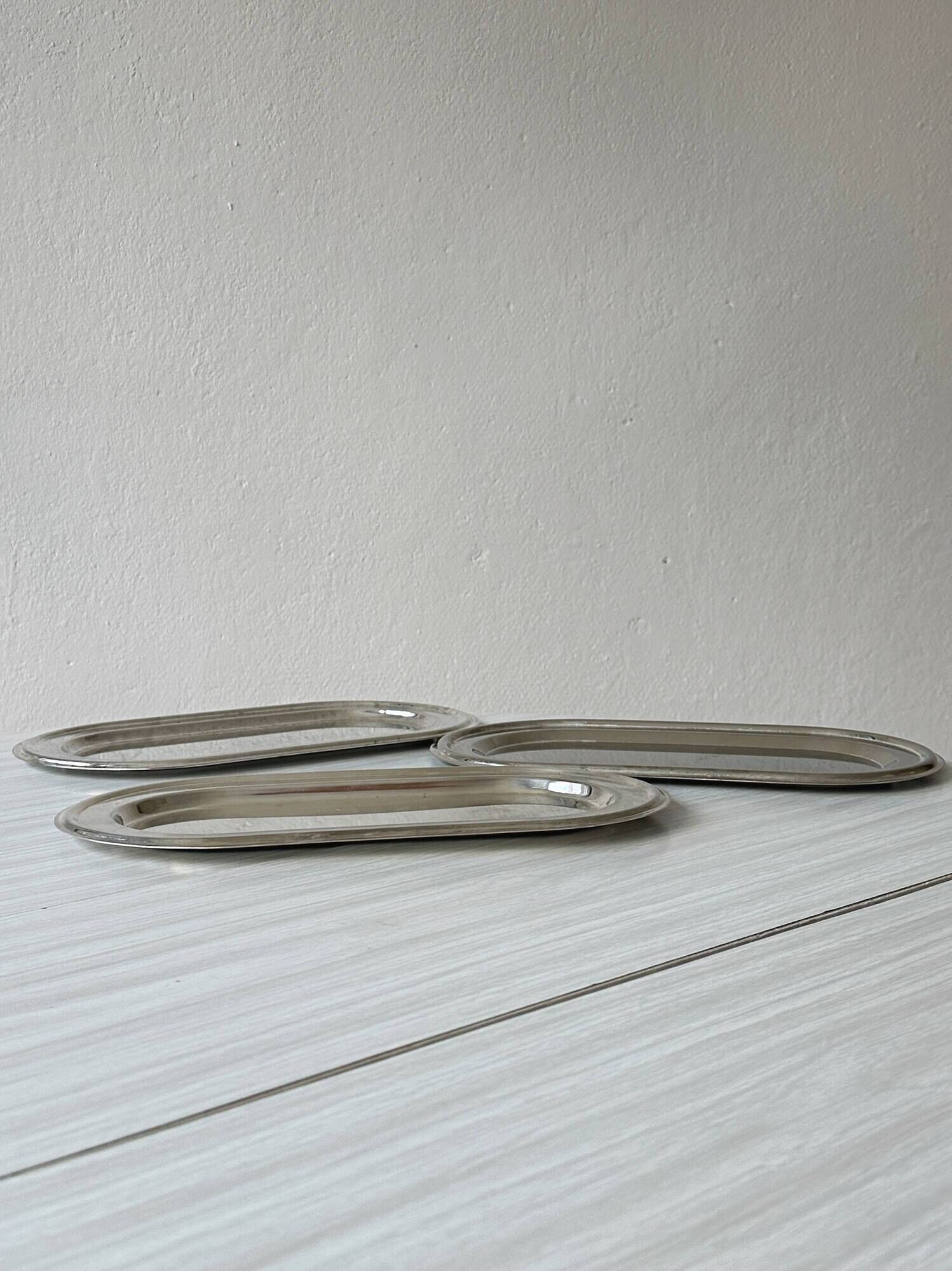 Set of 3 silver-plated trays with a very patinated finish.