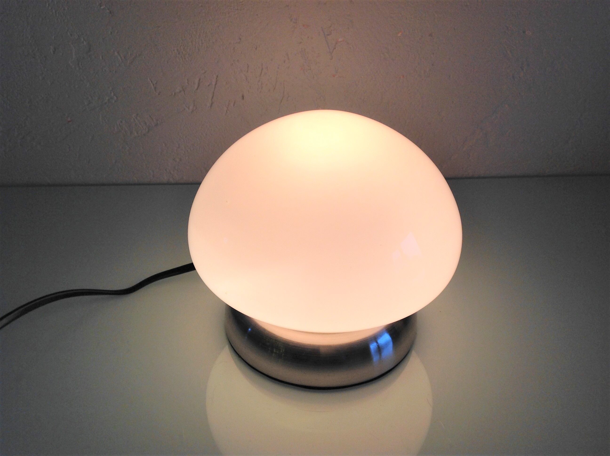 Bedside lamp in white opaline and chromed metal, 70s-80s