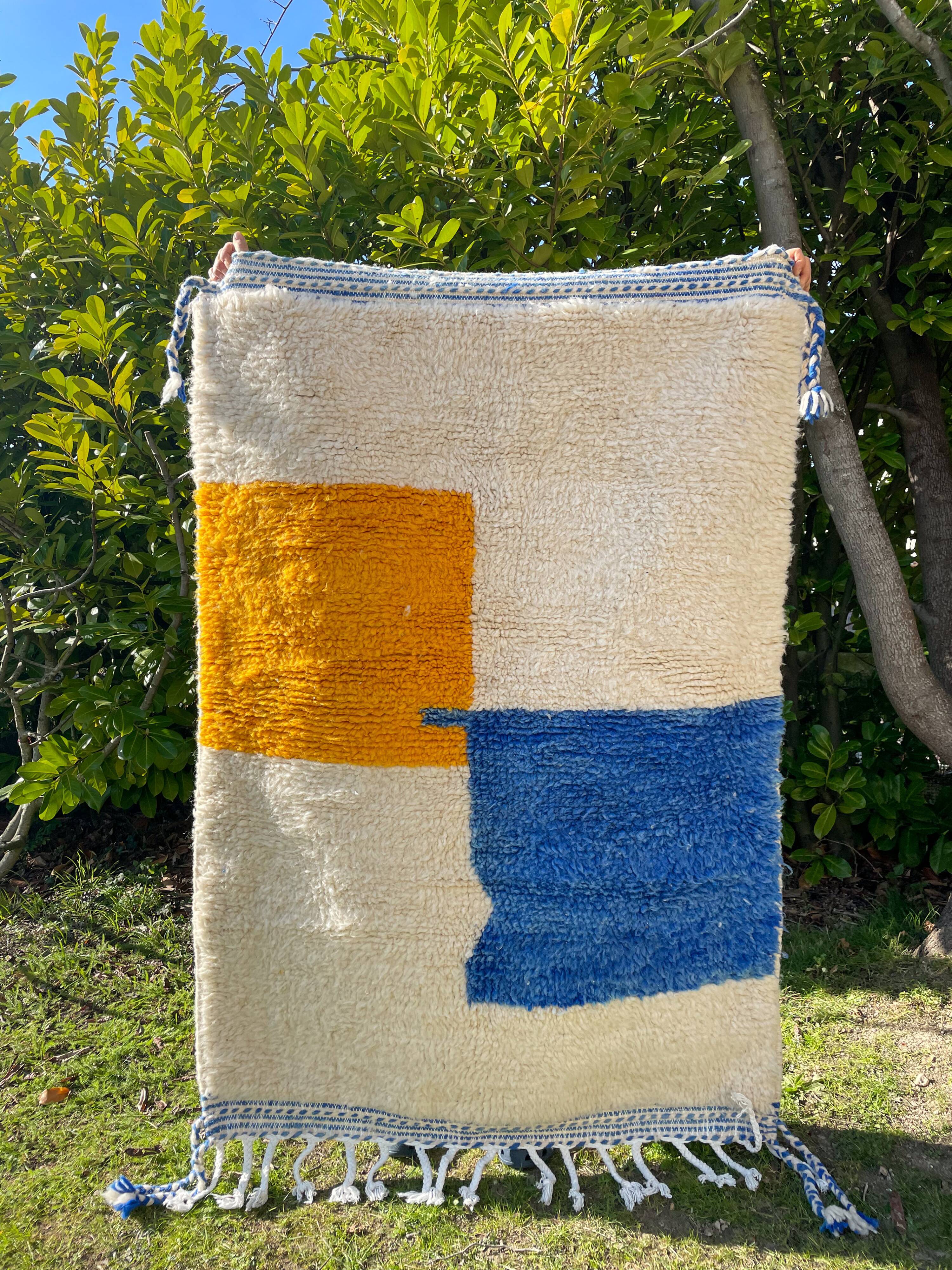 Tapis berbère Béni ouarain blanc à motifs abstraits jaune moutarde et bleu