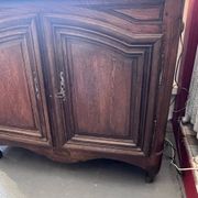 Oak hunting buffet in Louis XIV style, 18th century, with a marble top.