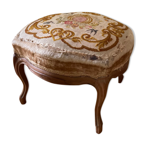 Tabouret de forme mouvementé