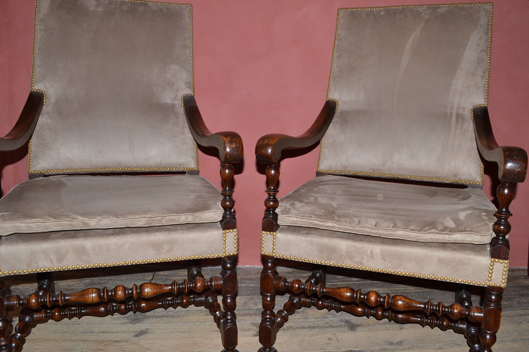 Armchairs in walnut early 18th century in pair