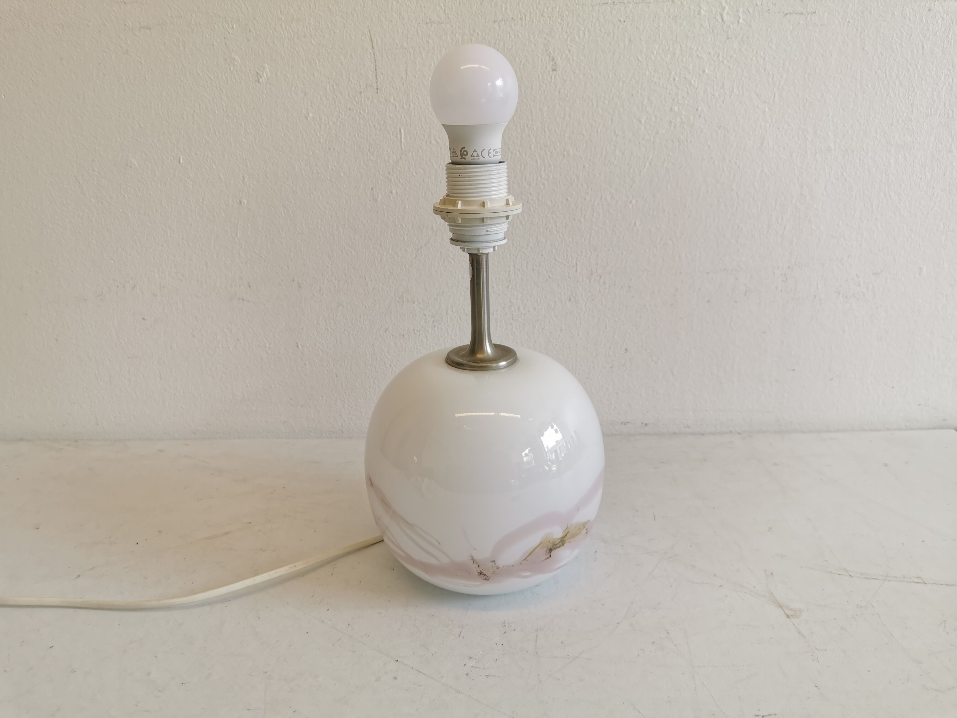 Table lamp in white opal glass, with pink details/decoration