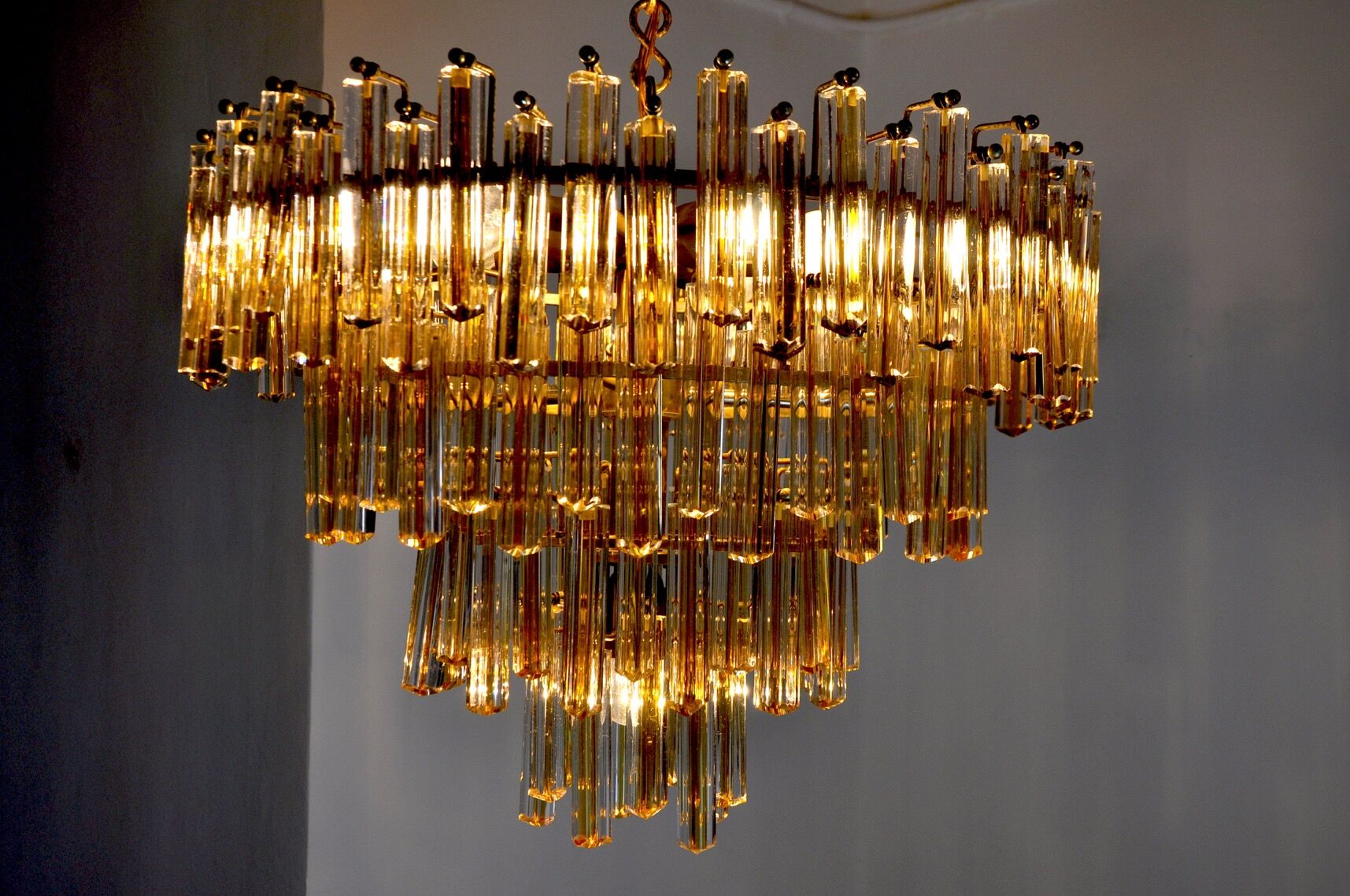 Paolo Venini two-tone chandelier, 4 levels, 1970, Italy