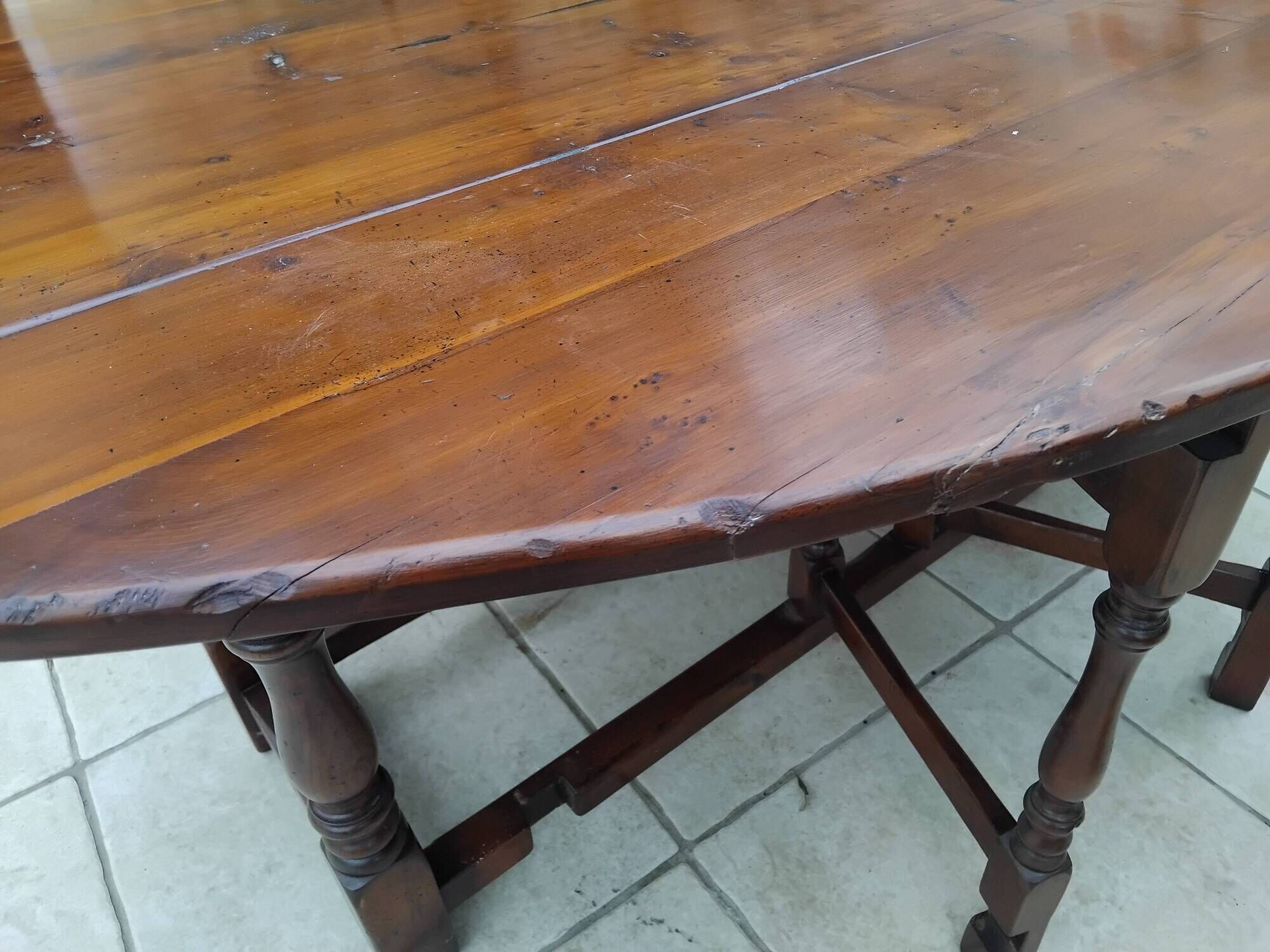 Antique large Gateleg table from the 16th century, oak with marquetry of a rose of the winds.