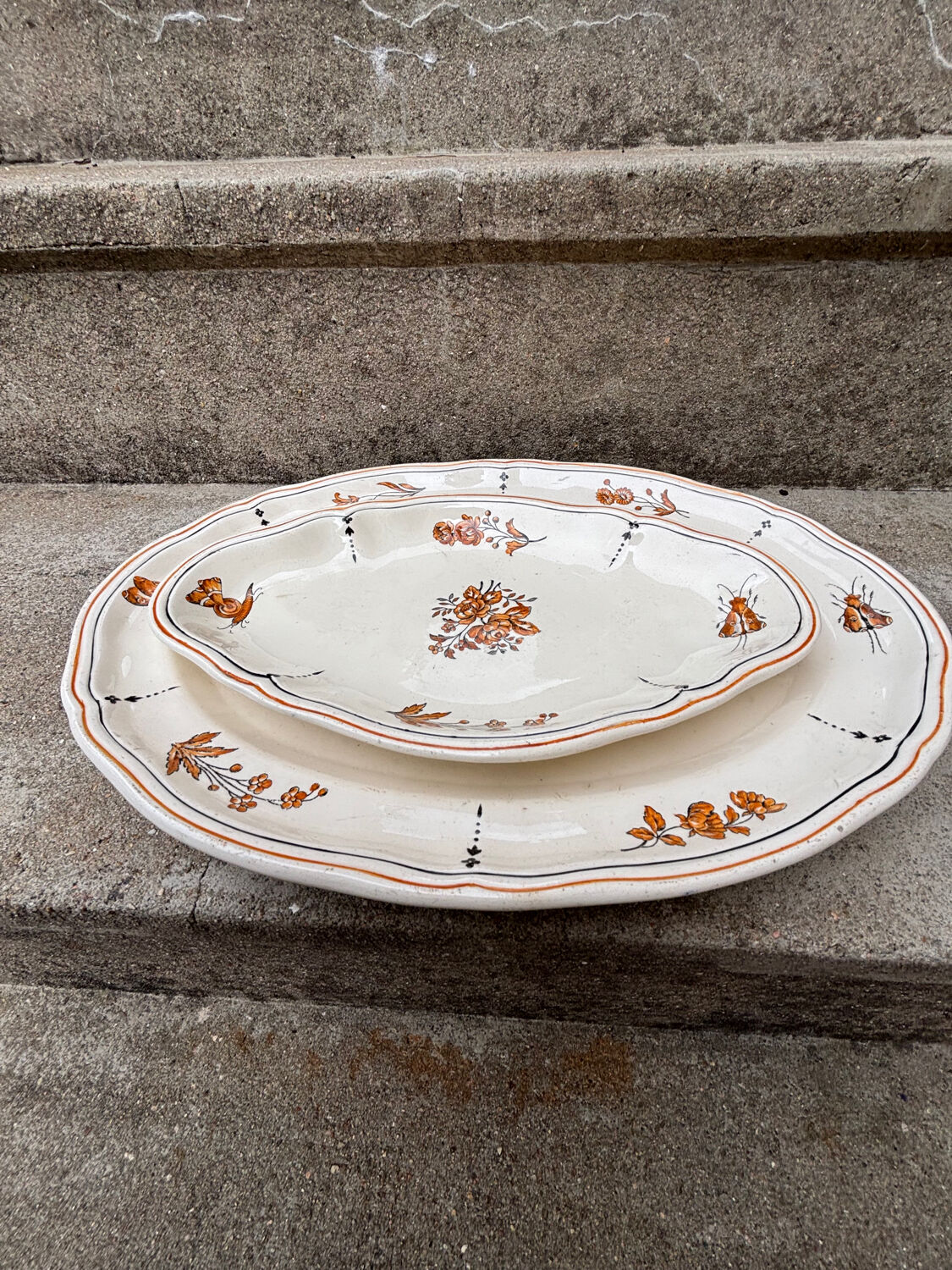Duo of old plates Condé Longchamp – Terre de Fer, floral decoration & in