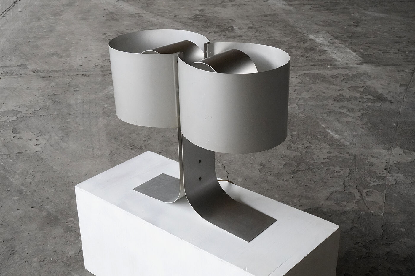Lampe de table en aluminium rare conçue par Giuliano Cesari pour New Lamp, Italie, années 1970.