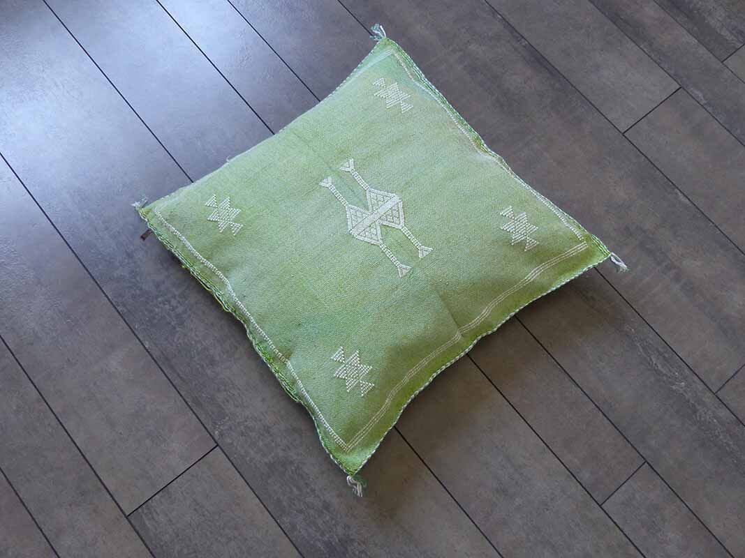 Coussin berbere Sabra vert en soie de cactus