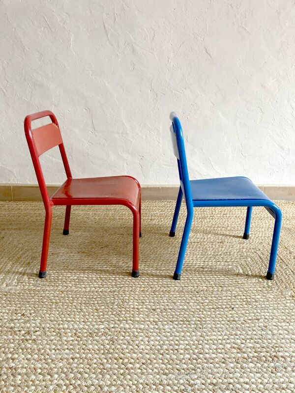Paire de chaises Mullca maternelles en métal et bois peint en rouge et bleu