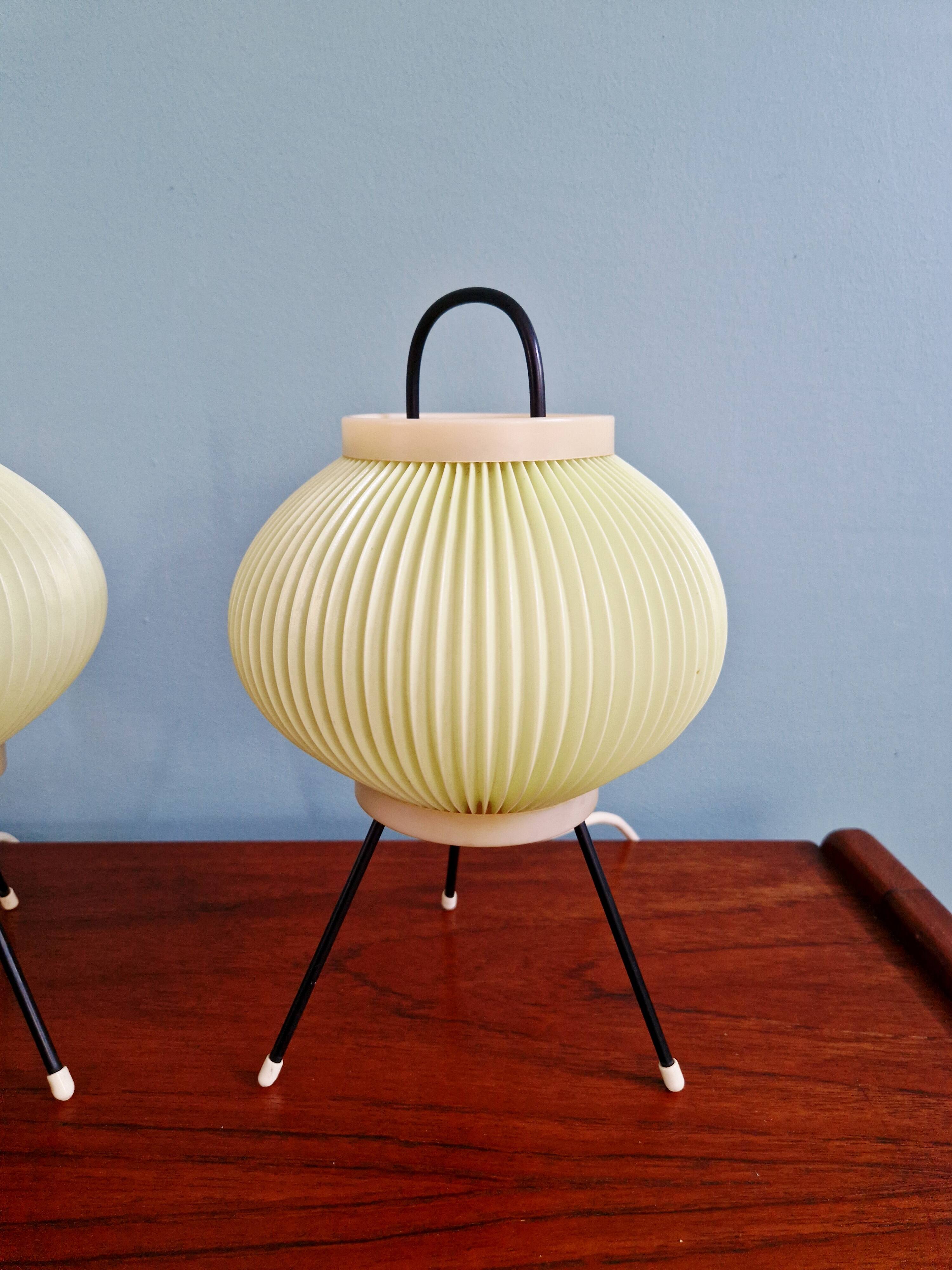 Paire de lampes tripode en celluloïd plissé vert pâle, 1960