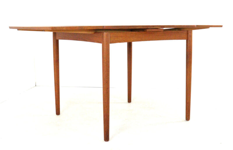 Compact Poul Hundevad for Hundevad & Co extendable dining table in teak
