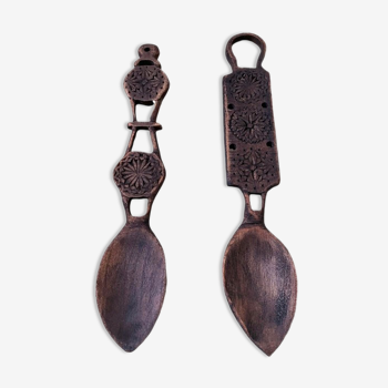 Ensemble de 2 cuillères brunes faites à la main en bois avec des motifs ronds traditionnels roumains