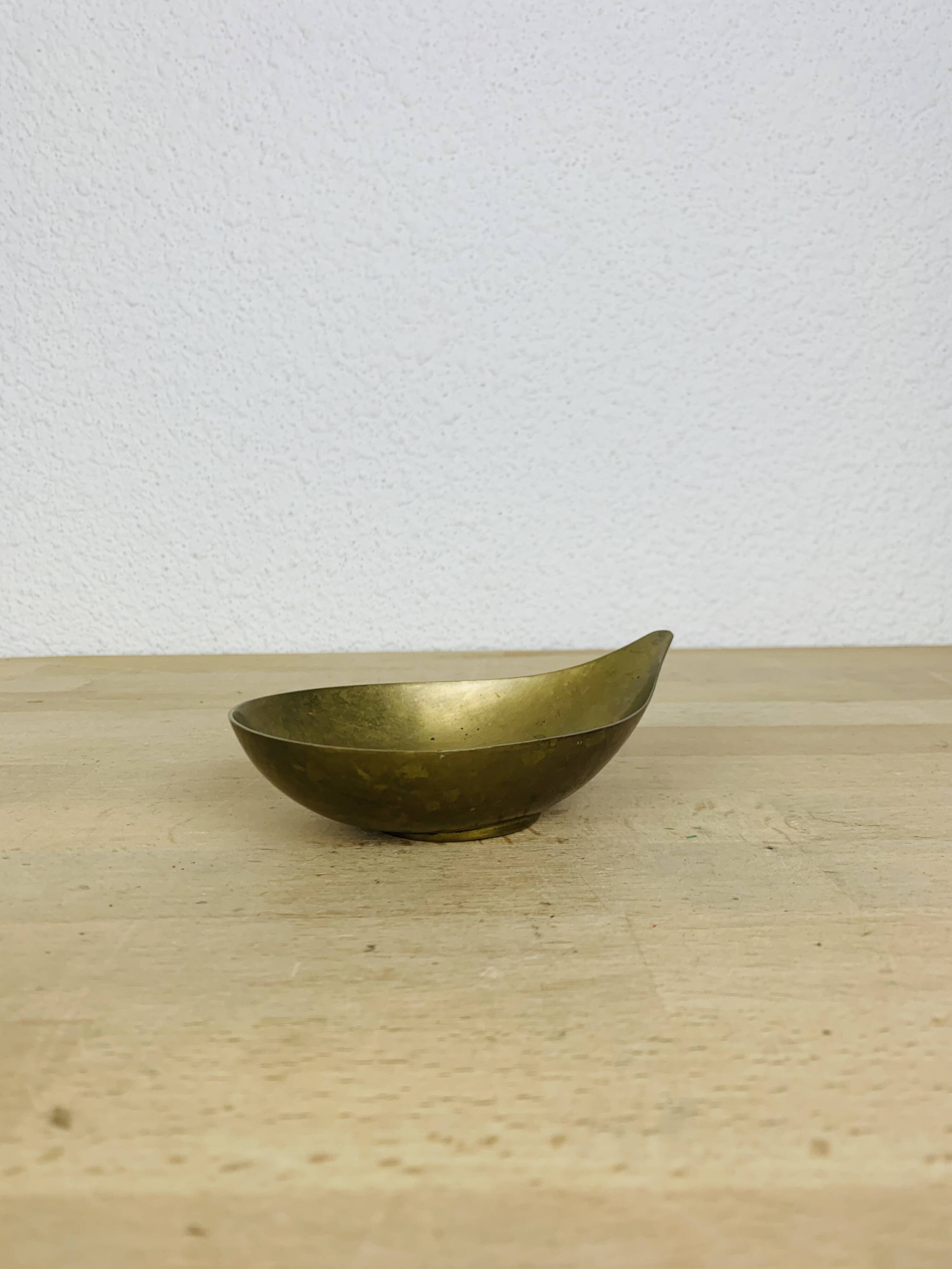 Organic pocket emptier in golden brass, drop