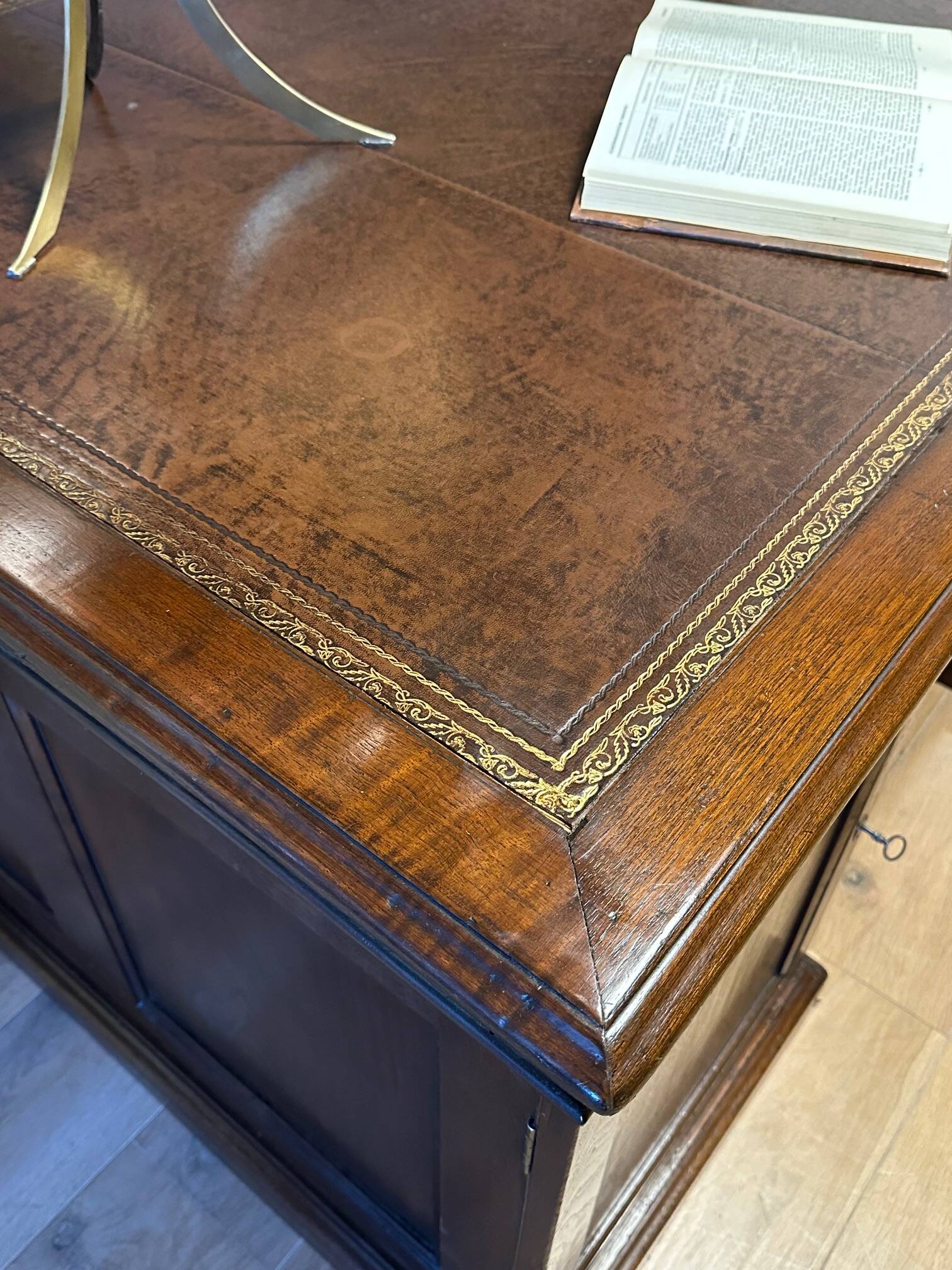 Antique English partnerdesk