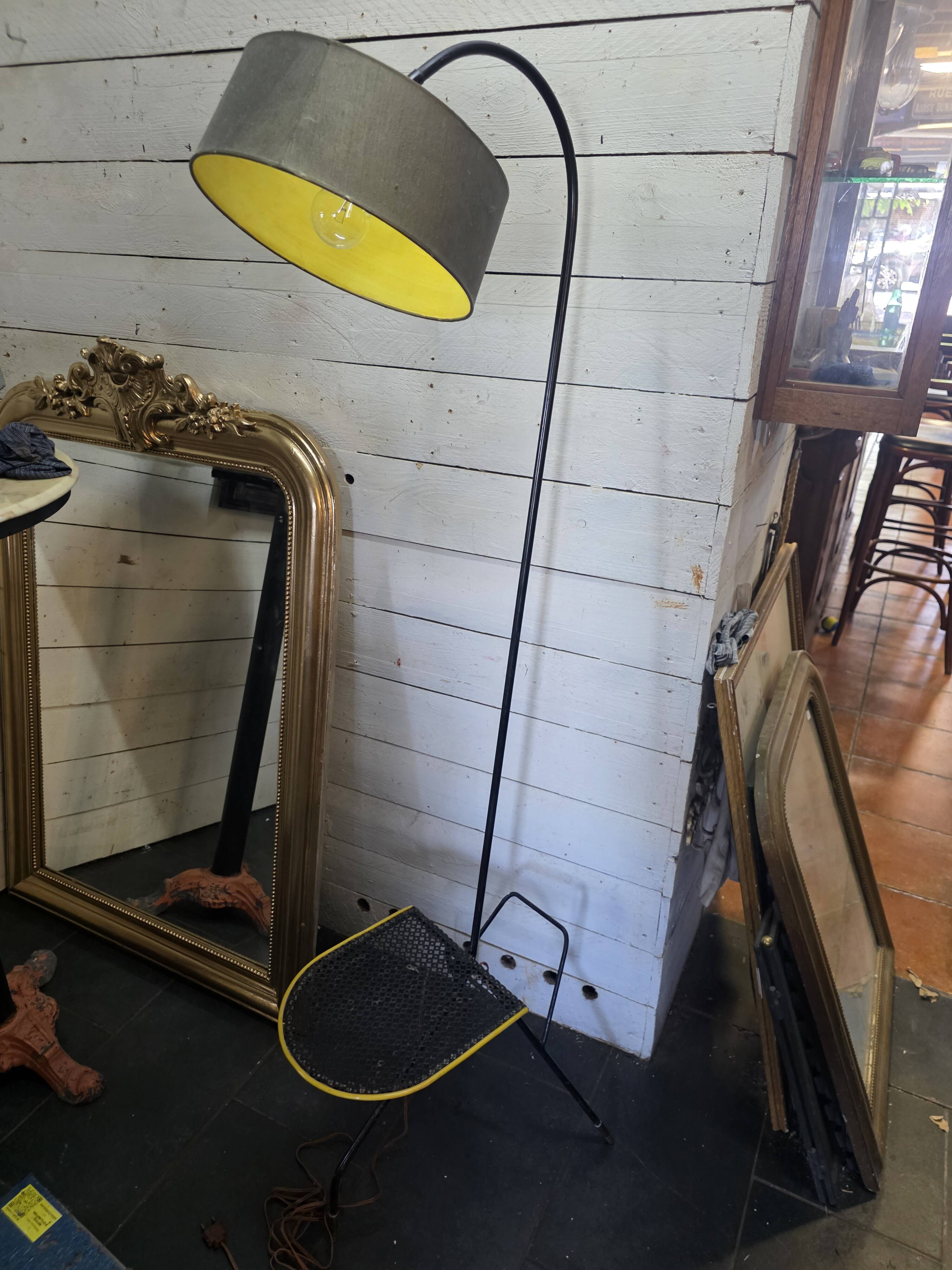 Lampadaire tripode style Matégot années 50