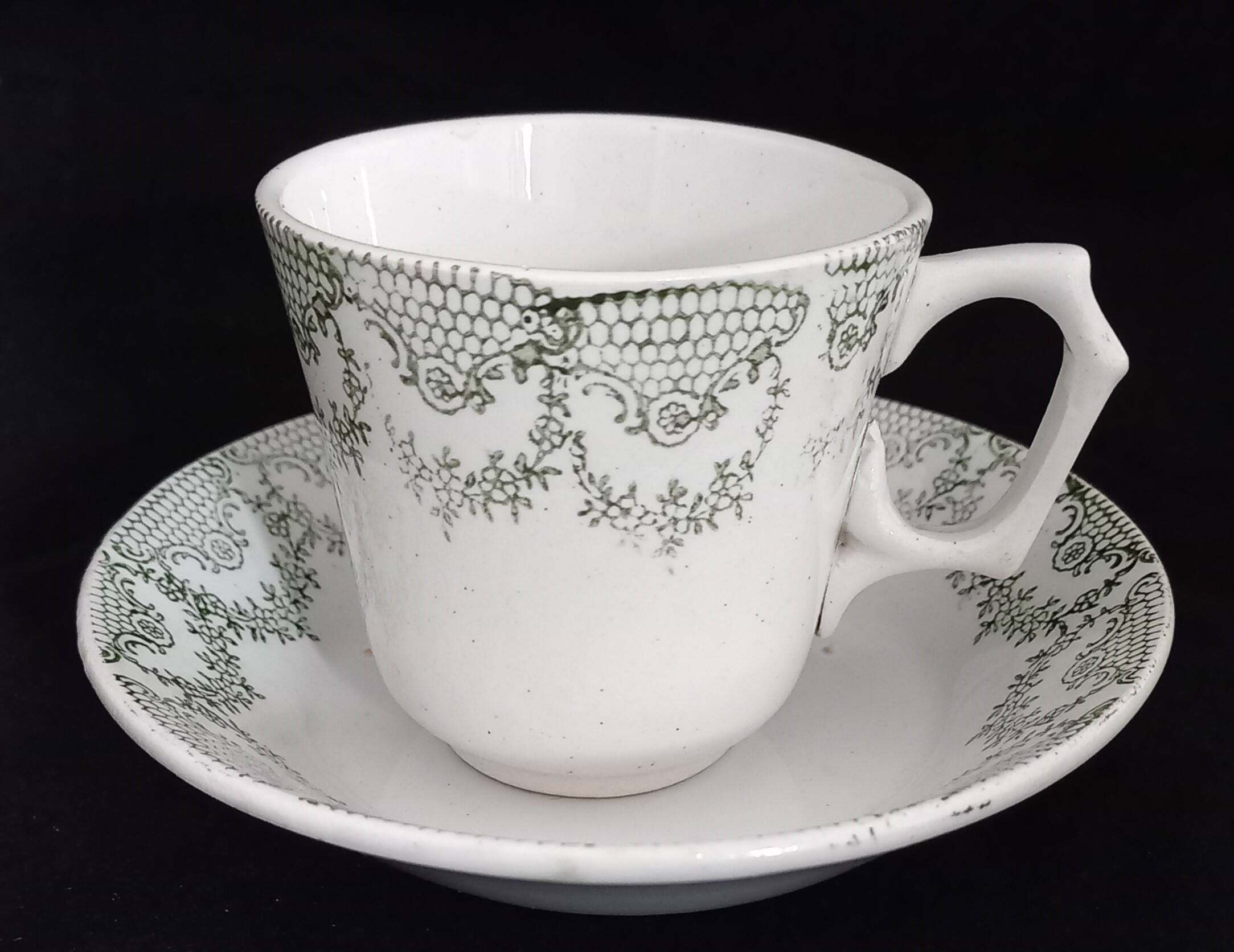 1 cup and its saucer