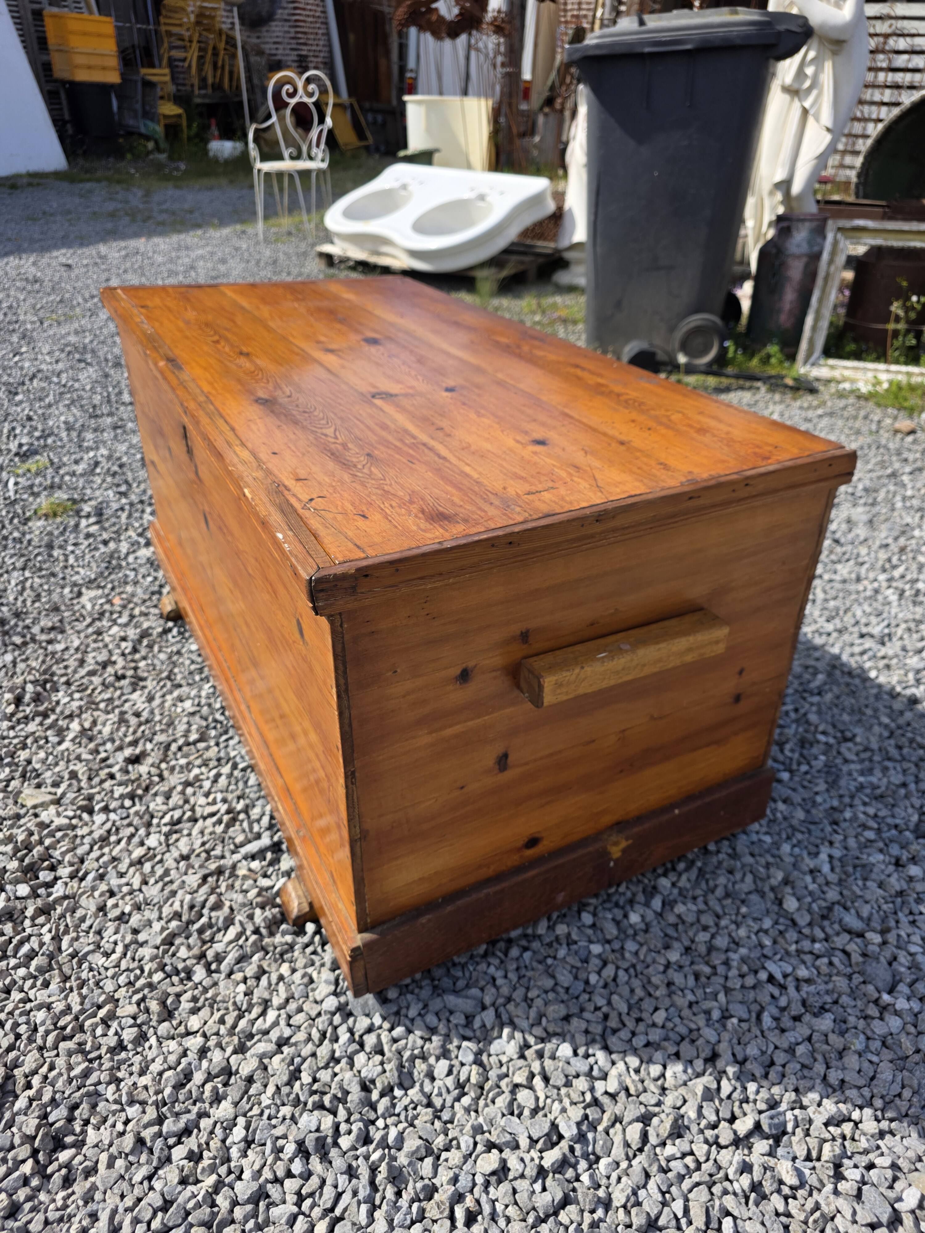 Coffre de metier ancien en sapin
