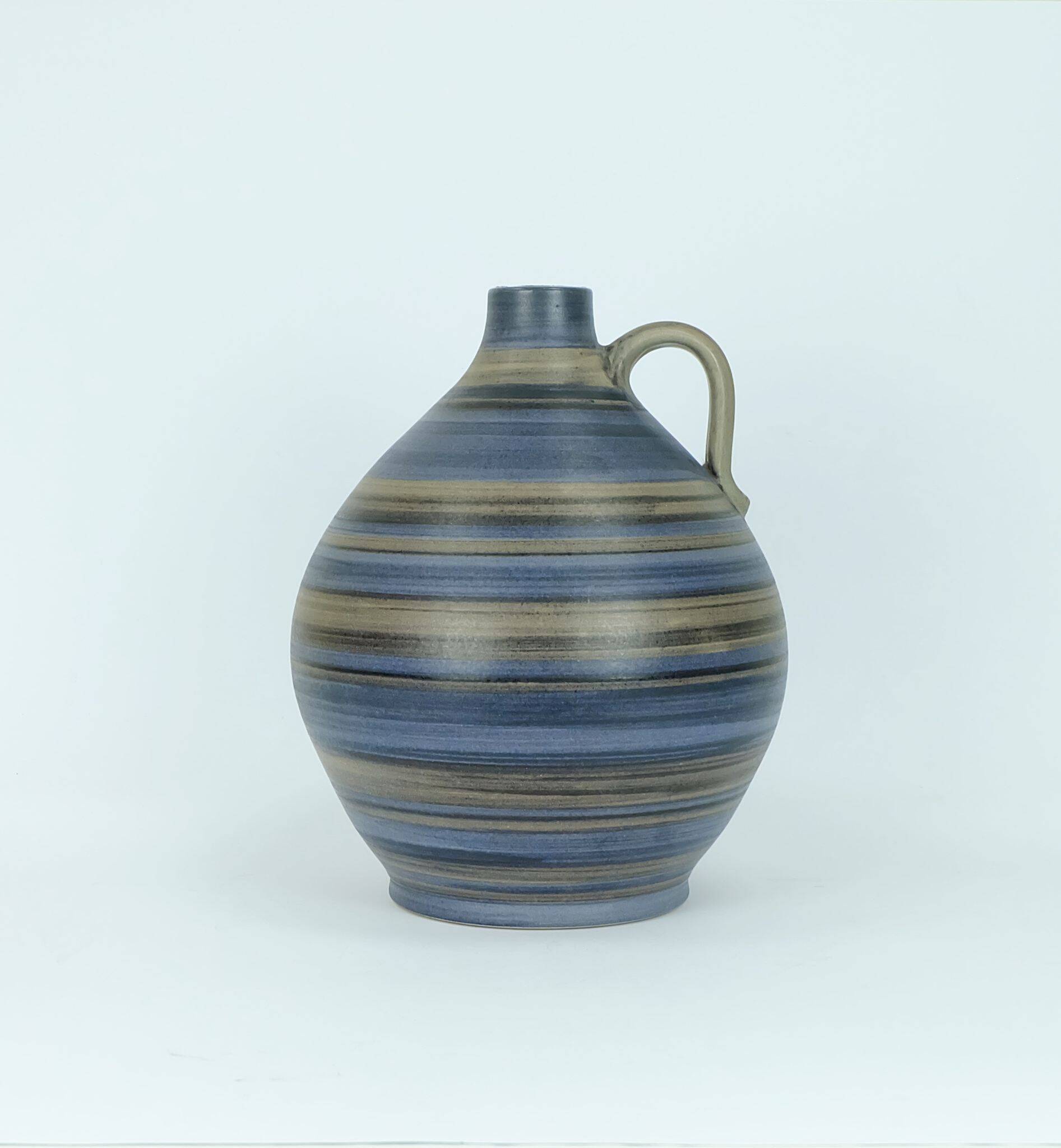 VASE en forme de cruche des années 1950 avec un motif rayé en bleu, marron et noir modèle 252/30