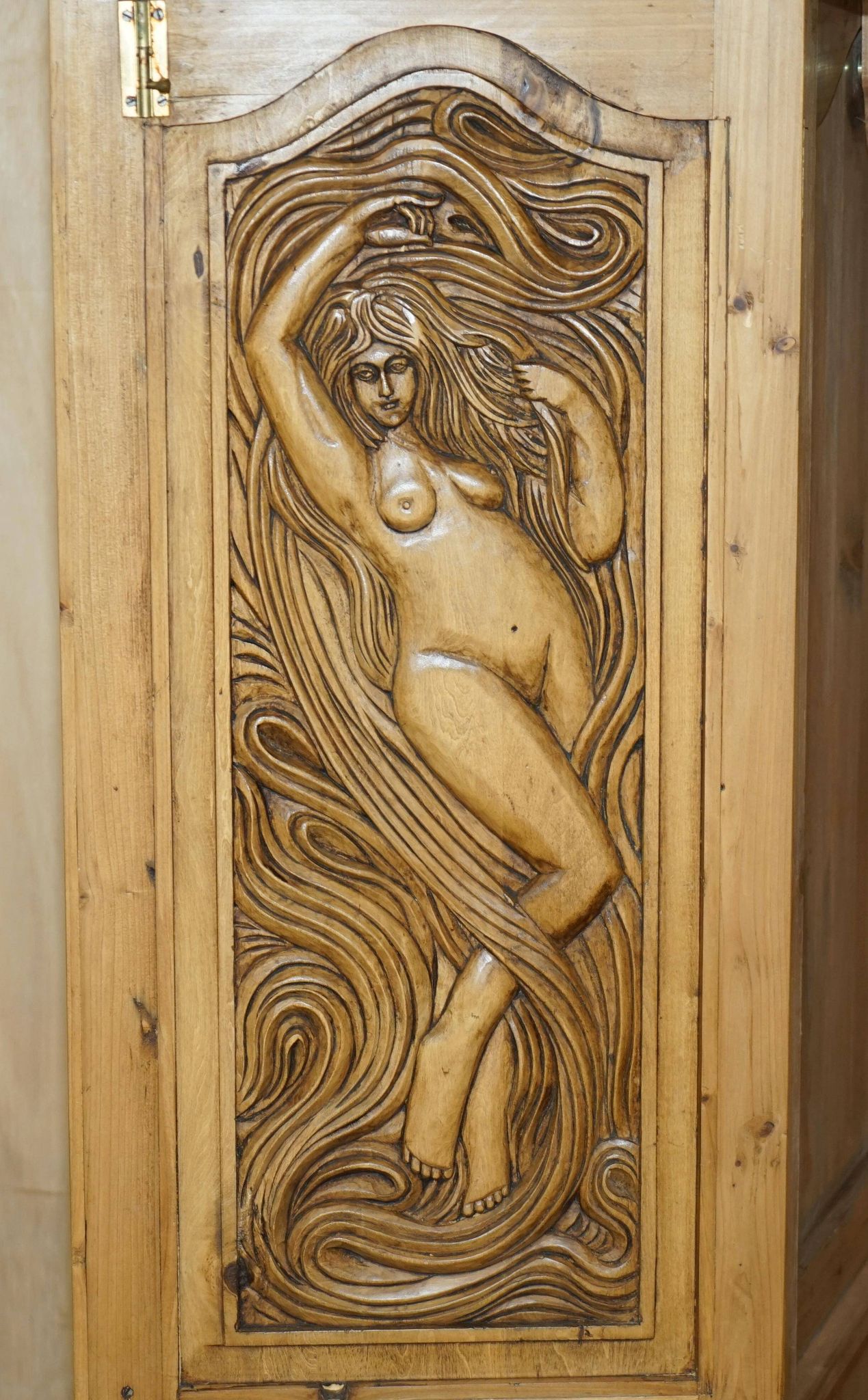 Armoire vintage sculptée main style Art Nouveau