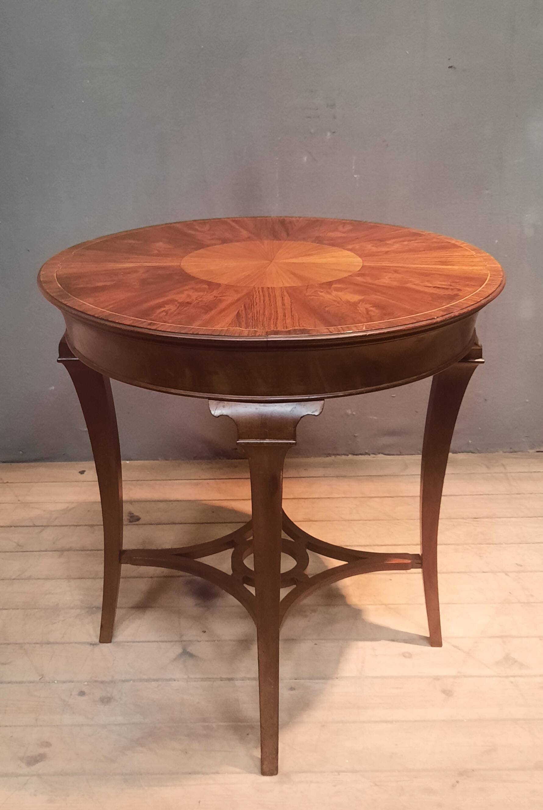 Round pedestal table in veneer wood