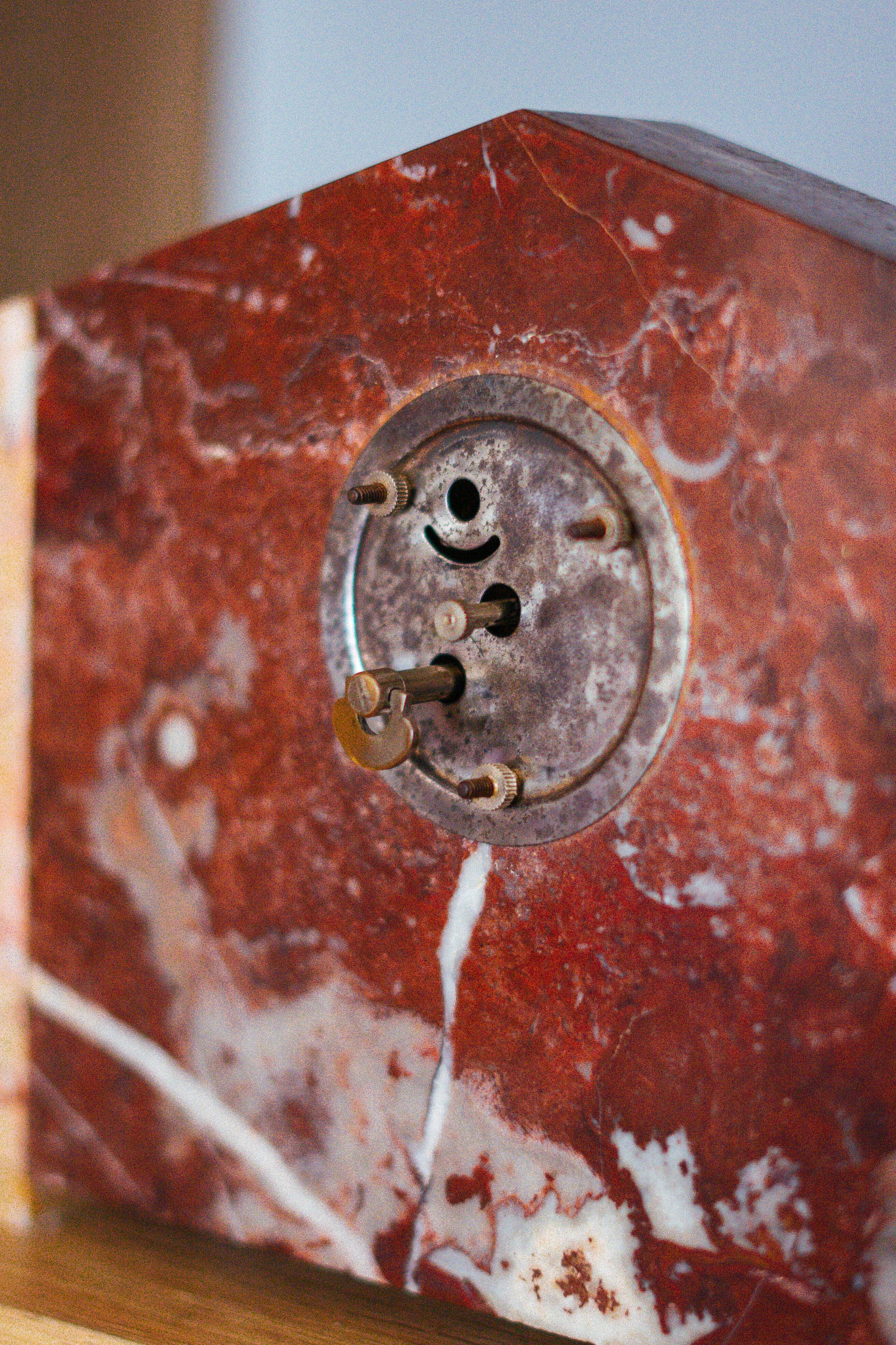Ancienne horloge et paire de serres livres bibliotheque cheminée