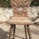 Chaise en chêne sculpté