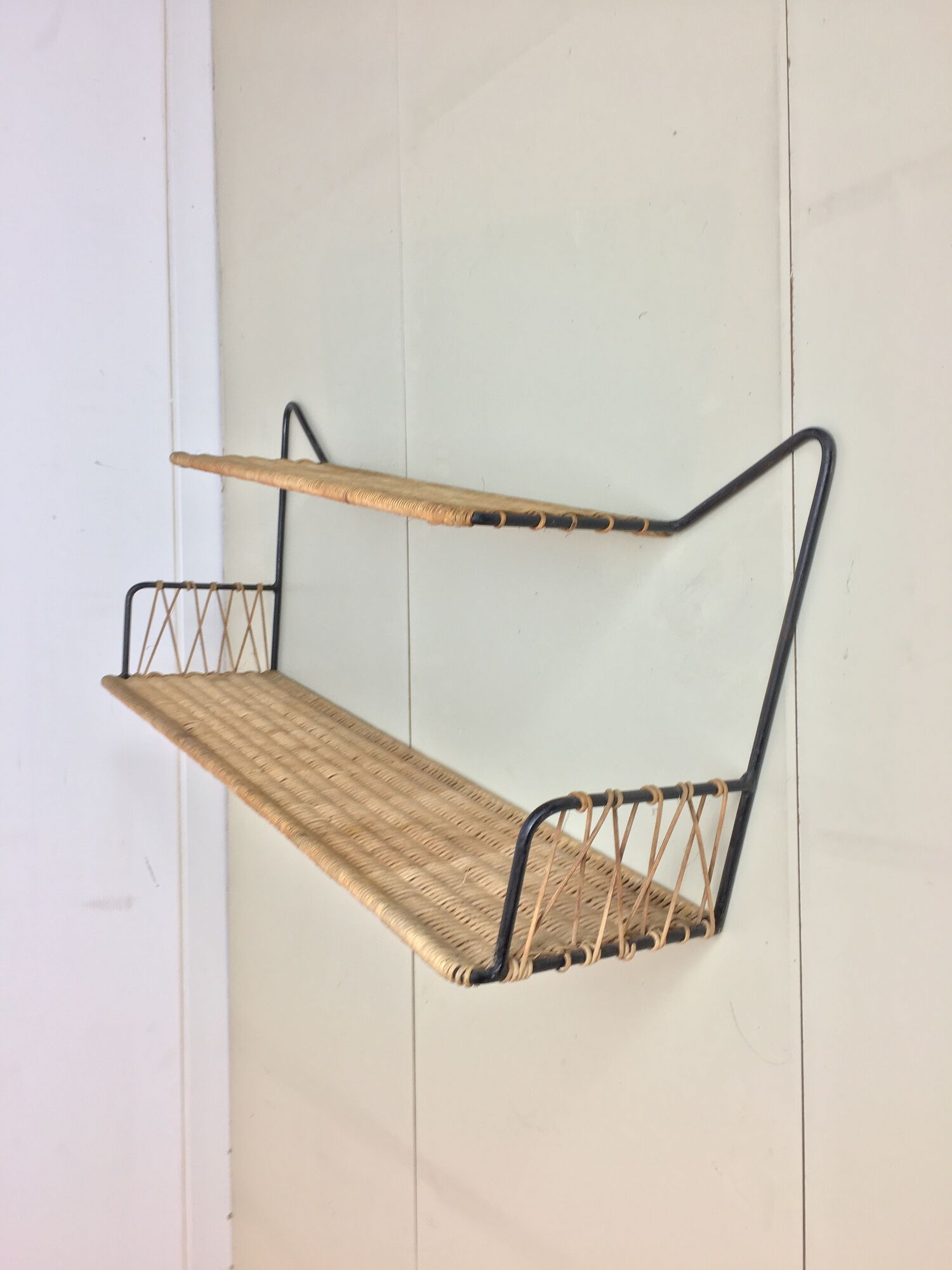 Suite of 2 50s shelves made of metal and rattan